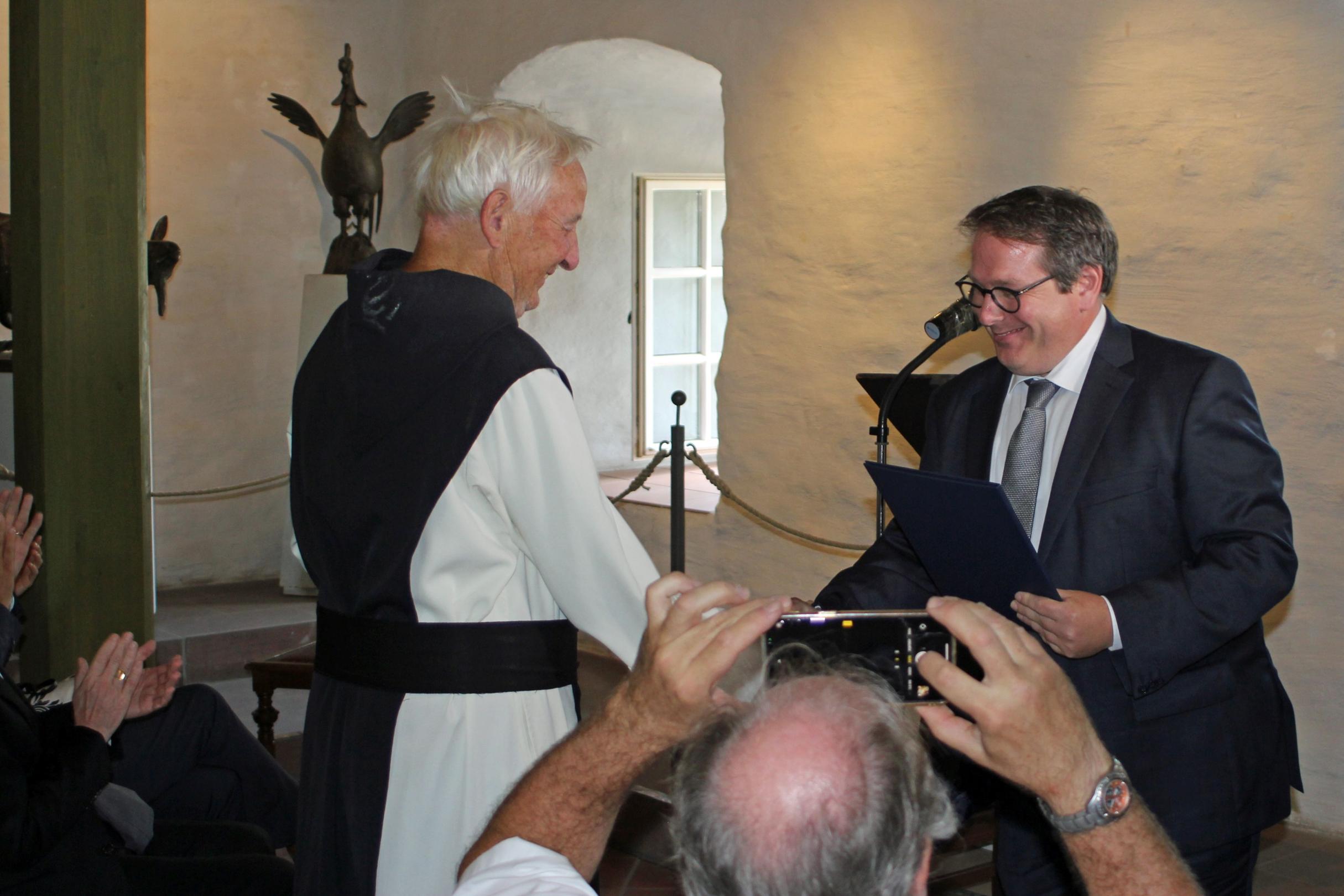 Thomas Linnertz, Präsident der Aufsichts- und Dienstleistungsdirektion verleiht Pater Stephan Senge das Bundesverdienstkreuz (Foto: Inge Hülpes/Bistum Trier)