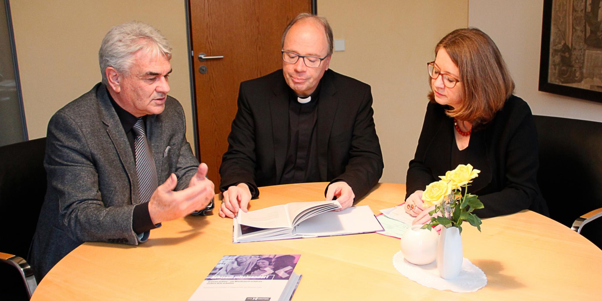 Übergabe des Präventionsordners an Bischof Dr. Stephan Ackermann und Direktorin Mechthild Schabo, Zentralbereich Pastoral und Gesellschaft, durch Albrecht Adam, Leiter der Schulabteilung des Bistums