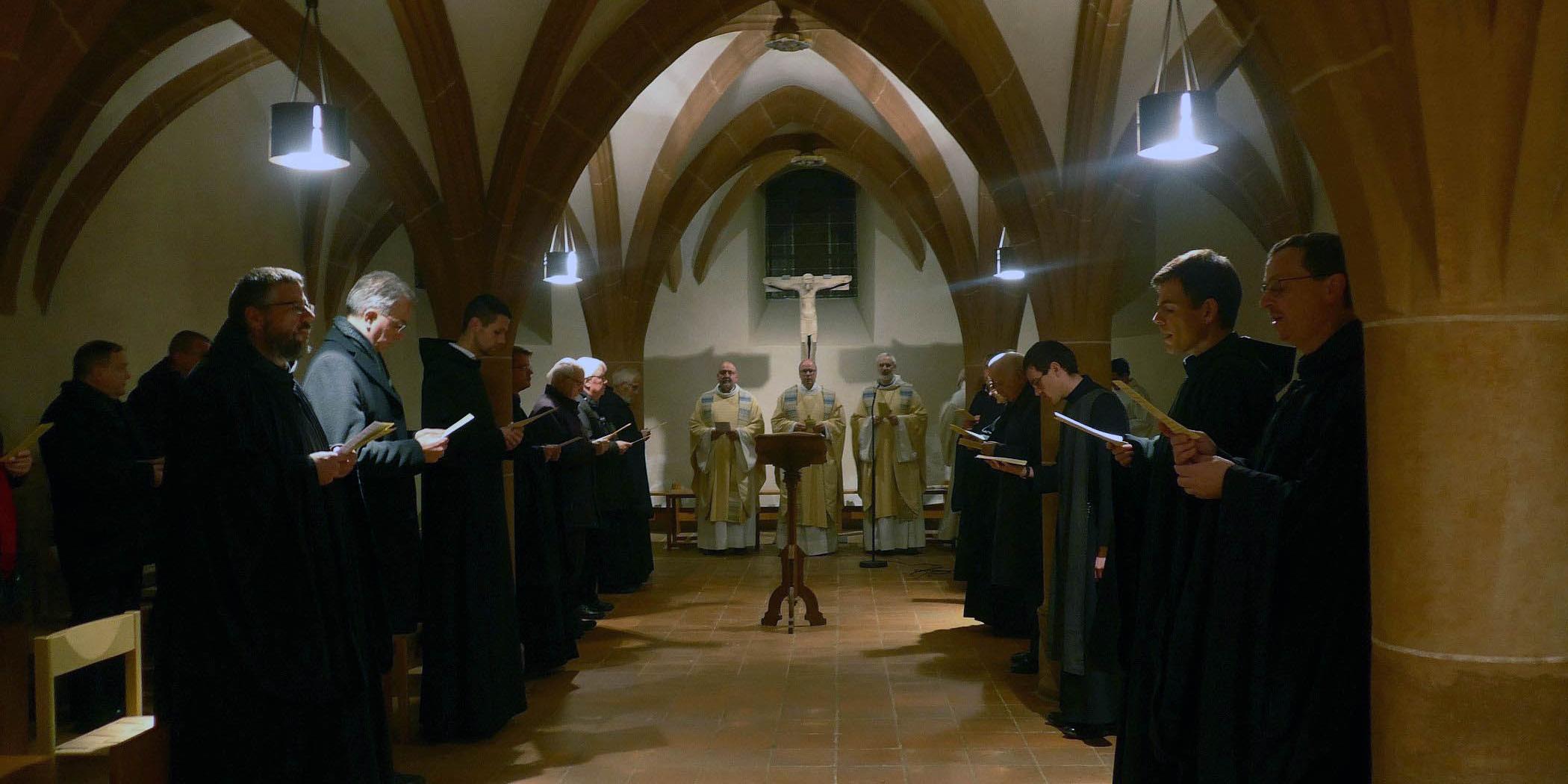 Bischof Ackermann (Mitte), Abt Ignatius (rechts) und Dechant Schmitz (links) standen in der Mattheiser Krypta der Pontifikalvesper zum Euchariusfest vor.