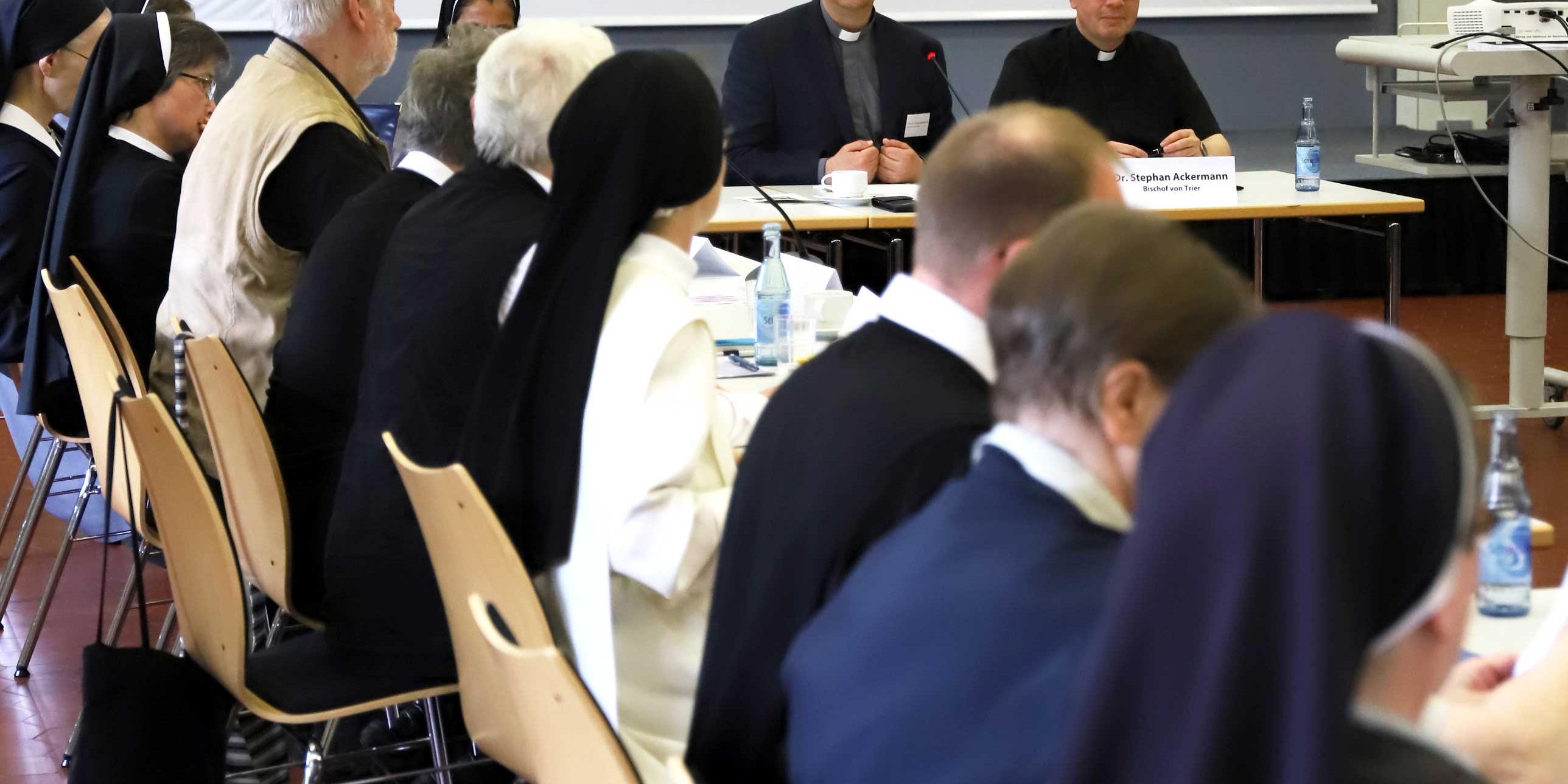 Bischof Dr. Stephan Ackermann (rechts) und der Bischofsvikar für die Orden, Prälat Dr. Georg Holkenbrink im Gespräch mit den Ordensleuten