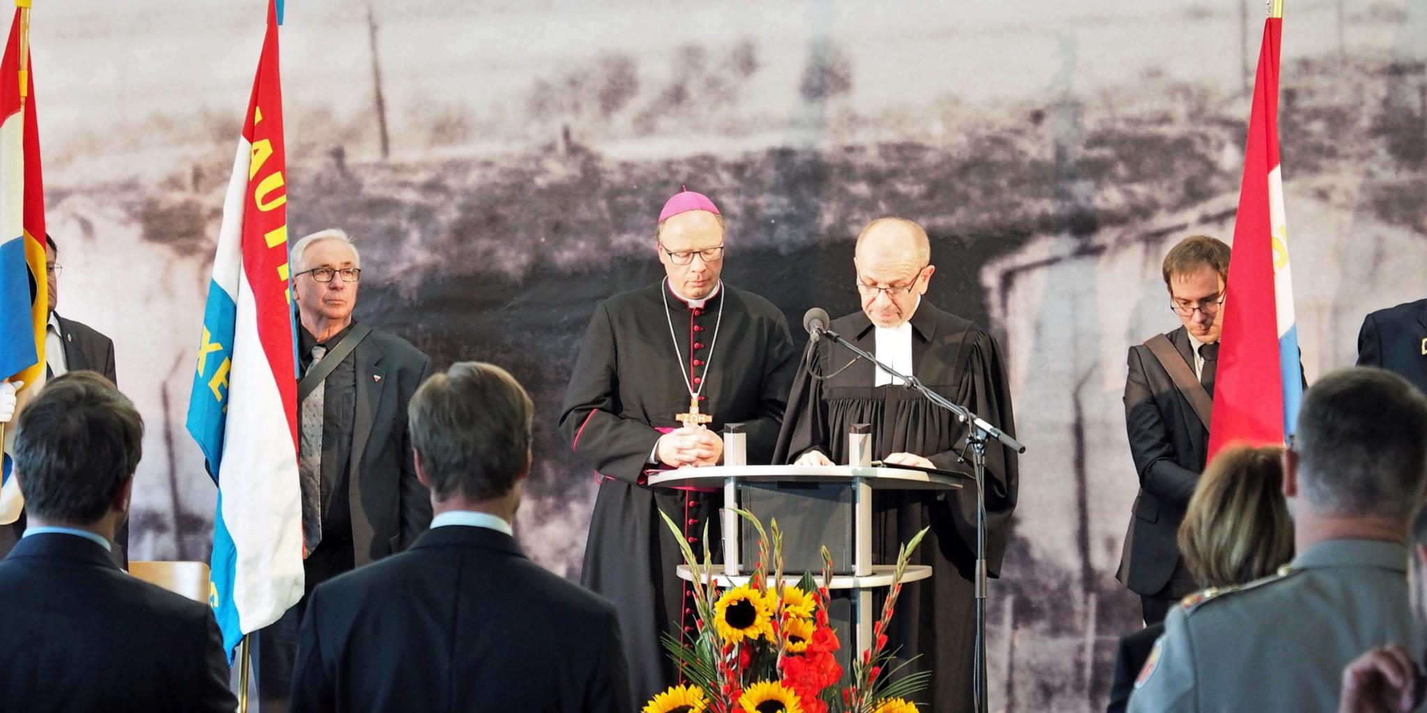 Bischof Dr. Stephan Ackermann (links) und der Präses der Evangelischen Kirche im Rheinland, Manfred Rekowski, sprechen ein ökumenisches Friedensgebet.