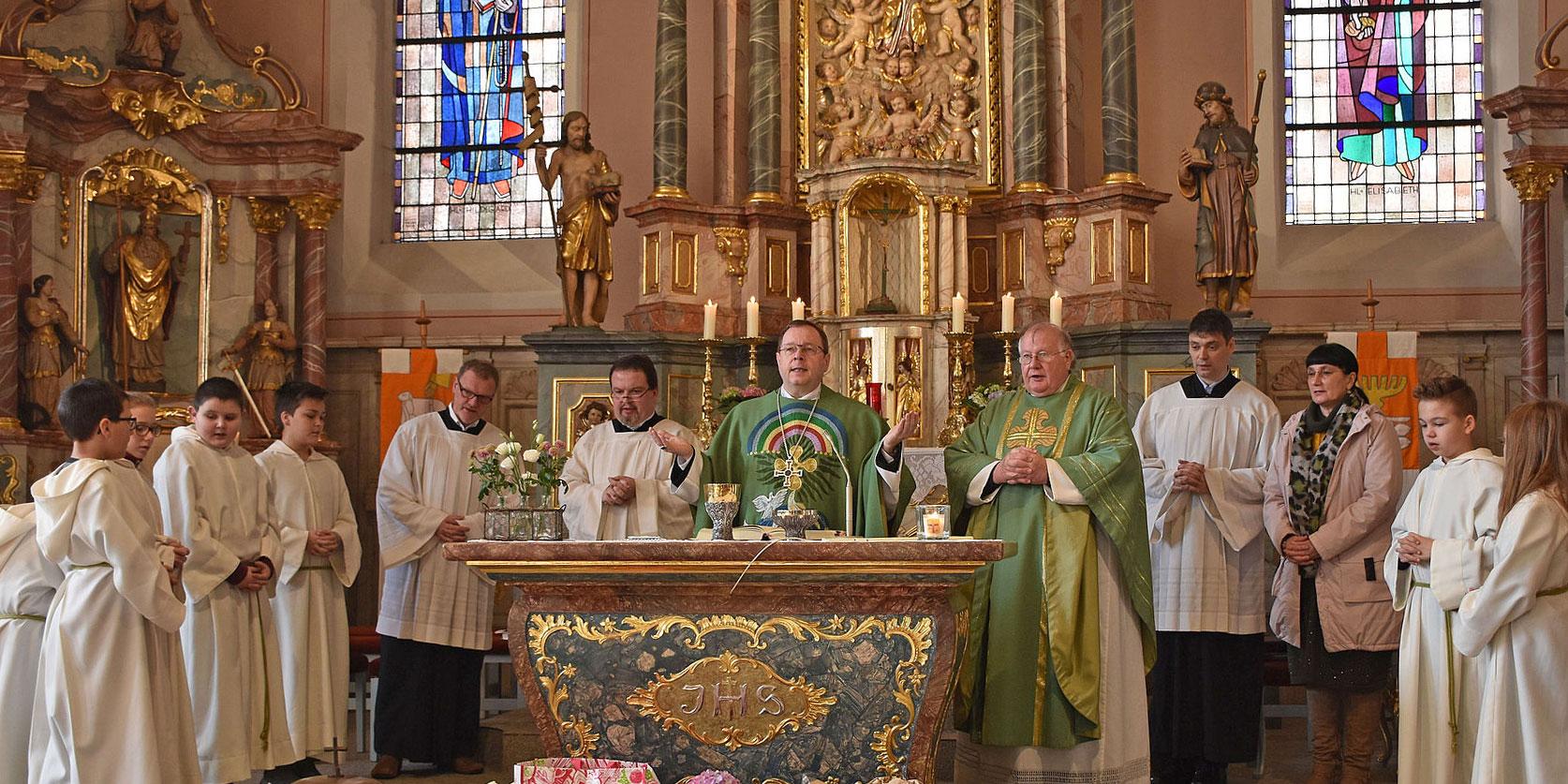 Bischof Bätzing während des Pontifikalamtes vor dem Hochaltar der Pfarrkirche in Waxweiler