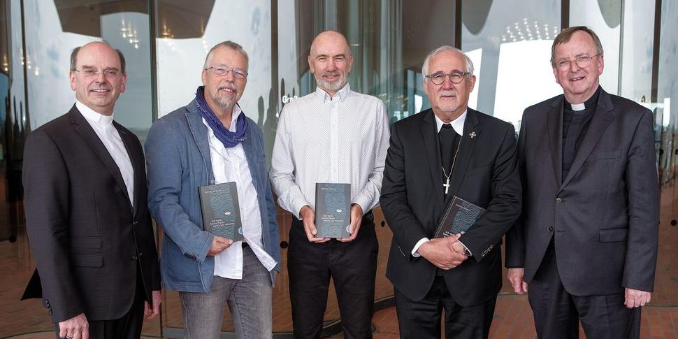 v.l.n.r.: Weihbischof Robert Brahm; Uwe-Michael Gutzschhahn, Übersetzer und Preisträger; Steven Herrick, Autor und Preisträger; Bischof Dr. Gebhard Fürst sowie Weihbischof Horst Eberlein © Deutsche Bischofskonferenz/Ralf Niemzig
