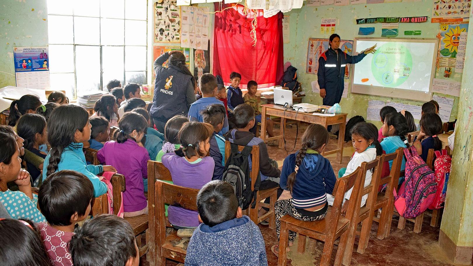 Eine Partnerorganisation der Bolivienpartnerschaft im Bistum Trier ist die Stiftung Solidarität und Freundschaft. Dort unterrichtet Osmar Salazar Fuentes Kinder in der Schule Villa Flores in Tomina im Erzbistum Sucre. Weltkirchliche Solidarität wird schon seit 60 Jahren in der Bolivienpartnerschaft gefördert.