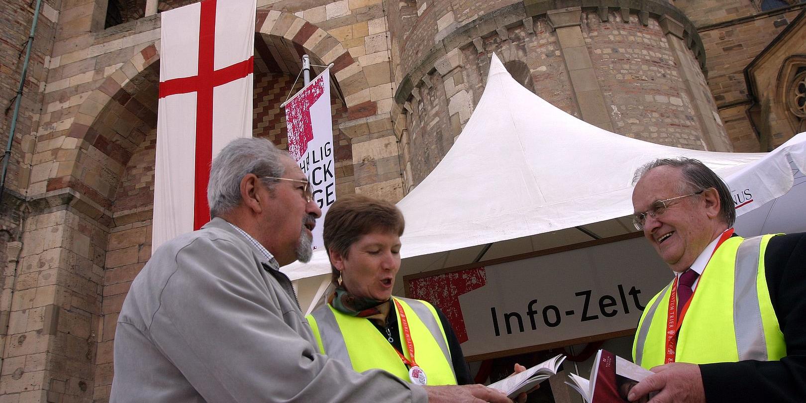 Die Helferinnen und Helfer im Einsatz (Foto: Pressestelle Bistum)