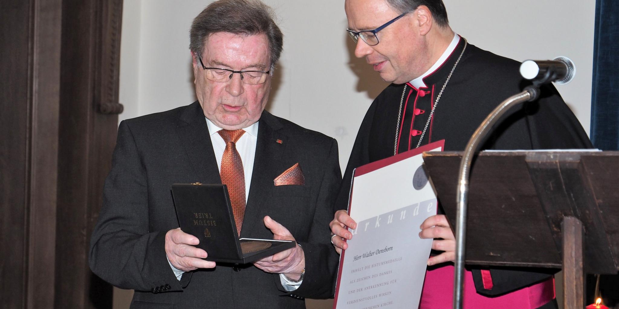 Bischof Dr. Stephan Ackermann hat Walter Densborn (links) im Refektorium der Abtei Himmerod die Bistumsmedaille mit Urkunde überreicht