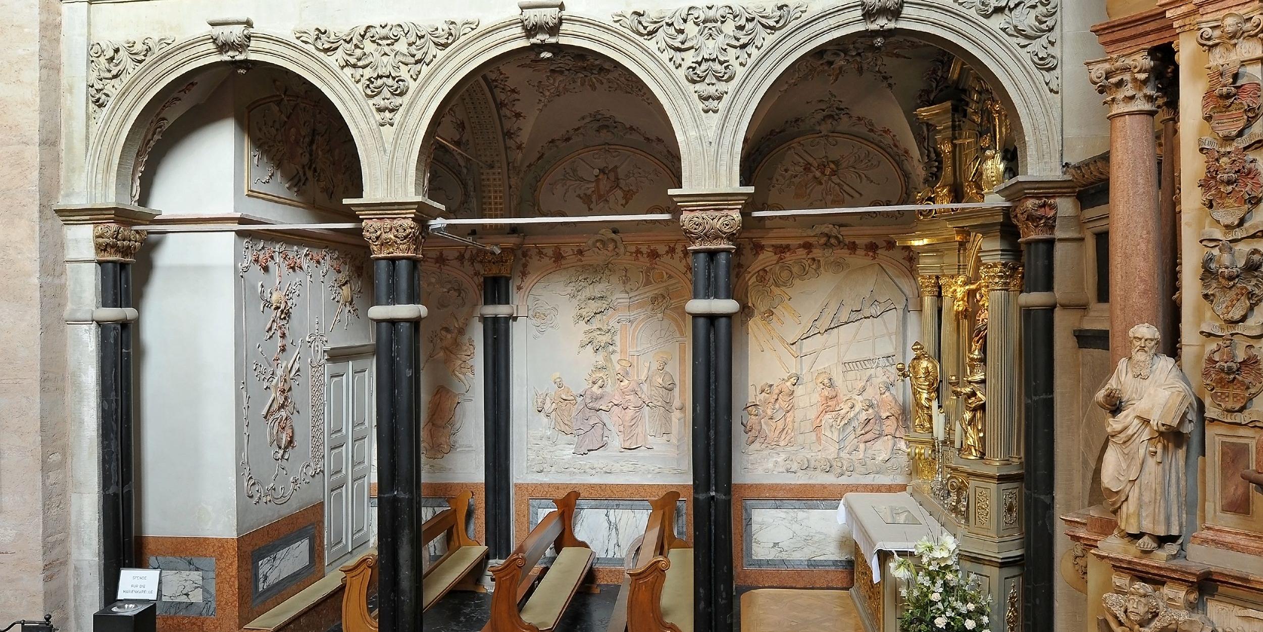 Am 10. Mai betet Bischof Ackermann den Rosenkranz in der Marienkapelle des Trierer Doms (Foto: Rita Heyen)