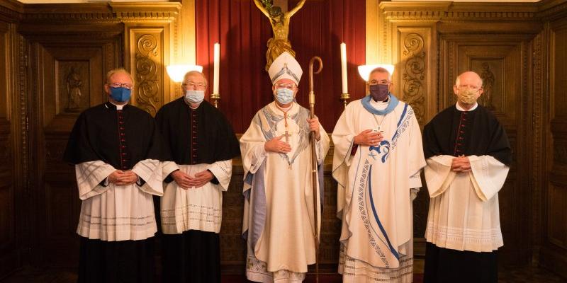 Kardinal Jean-Claude Hollerich, Pfarrmoderator Georges Hoffmann, Ehrendechant und Pfarrmoderator Joseph Roemen, Weihbischof Franz Josef Gebert und Domkapitular Gregor Kauling (Foto: Pressestelle Erzdiözese Luxemburg)