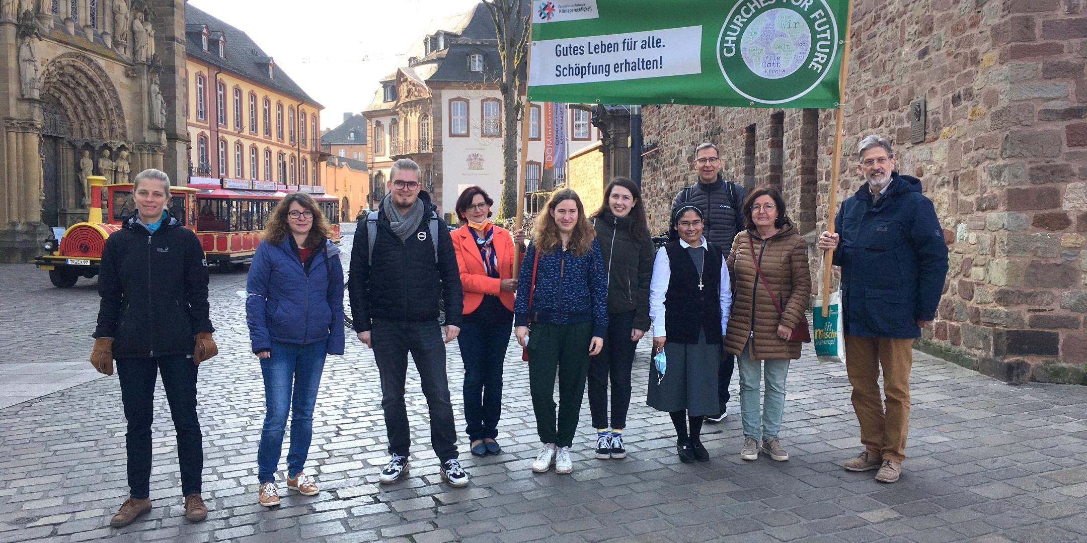 Churches for Future beim Klimastreik in Trier: Katharina Nilles, Referentin Diözesanstelle Weltkirche Bistum Trier; Katinka Fries, Jugendreferentin, Evangelischer Kirchenkreis Trier; Joachim Keller, Gemeindepädagoge, Evangelische Jugend im Kirchenkreis Trier; Eva Schneider, Arbeitskreis Eine Welt Heilig Kreuz; Sarah Henschke, Diözesanseelsorgerin, BDKJ; Lena Kettel, Vorsitzende BDKJ Trier; Schwester Maria Isabel, Josefsschwestern Trier; Superintendent Dr. Jörg Weber, Evangelischer Kirchenkreis Trier; Anne Basten, Diözesanseelsorgerin, KAB (Katholische Arbeitnehmer Bewegung) und Ludwig Kuhn, Leiter Diözesanstelle Weltkirche Bistum Trier (v.l.). (Foto: Maike Roeber)