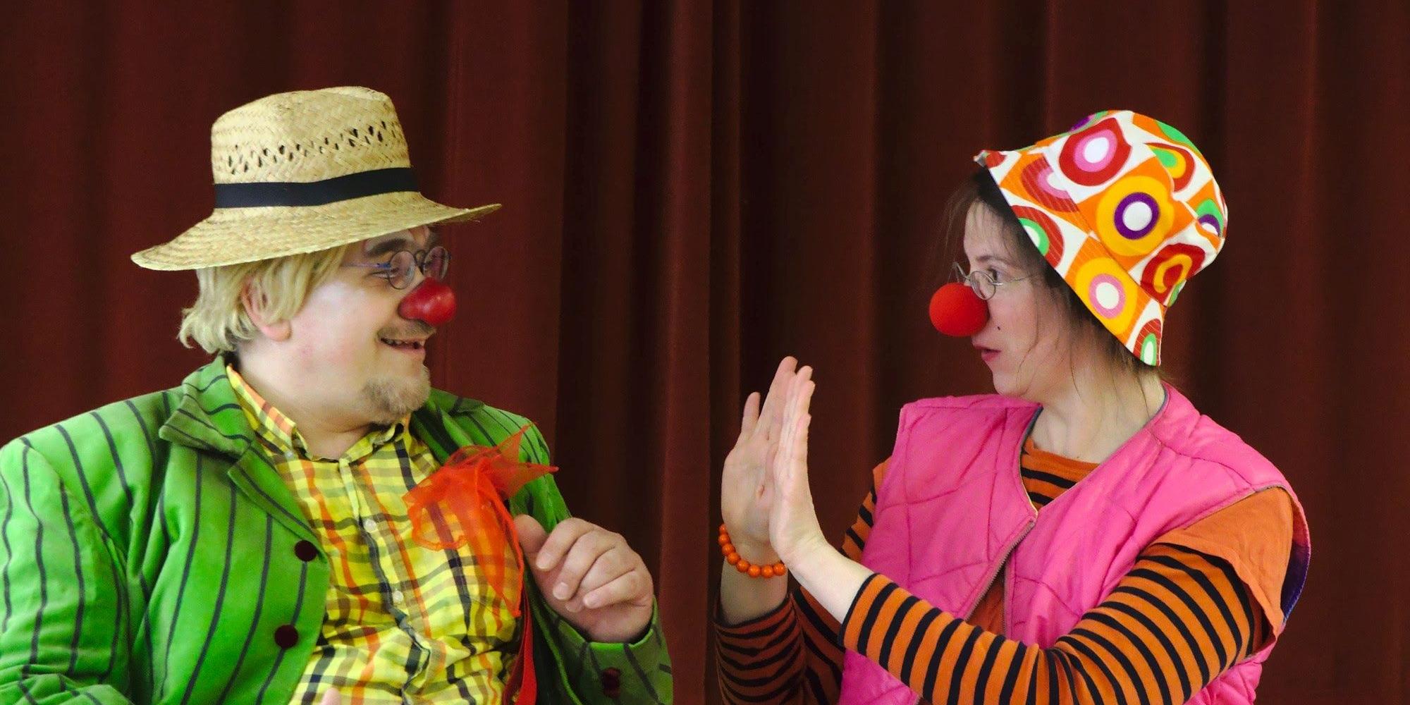 Die Clowns TomTom und Kiki Kokolores auf der Bühne (Foto: privat)