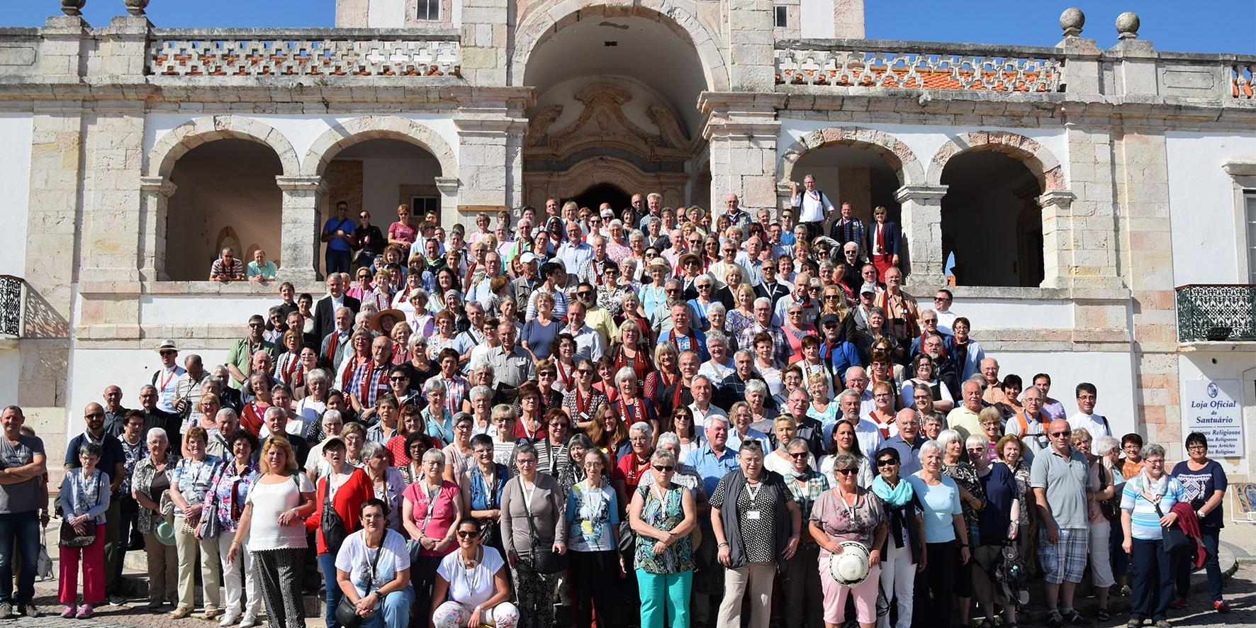 Großes Pilgertreffen in Nazare. Die Gruppe aus dem Bistum Trier traf auf die Wallfahrer aus den Bistümern Limburg und Fulda. Gemeinsam wurde in der Pfarrkirche Nossa Senhora da Nazaré die Heilige Messe gefeiert. (Foto: Stephan Schnelle)