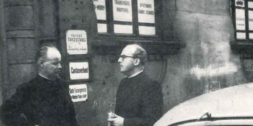 Ehemalige Caritasdirektoren vor dem damaligen Sitz der Caritas in der Ursulinenstraße. Foto: Caritasverband Saarbrücken