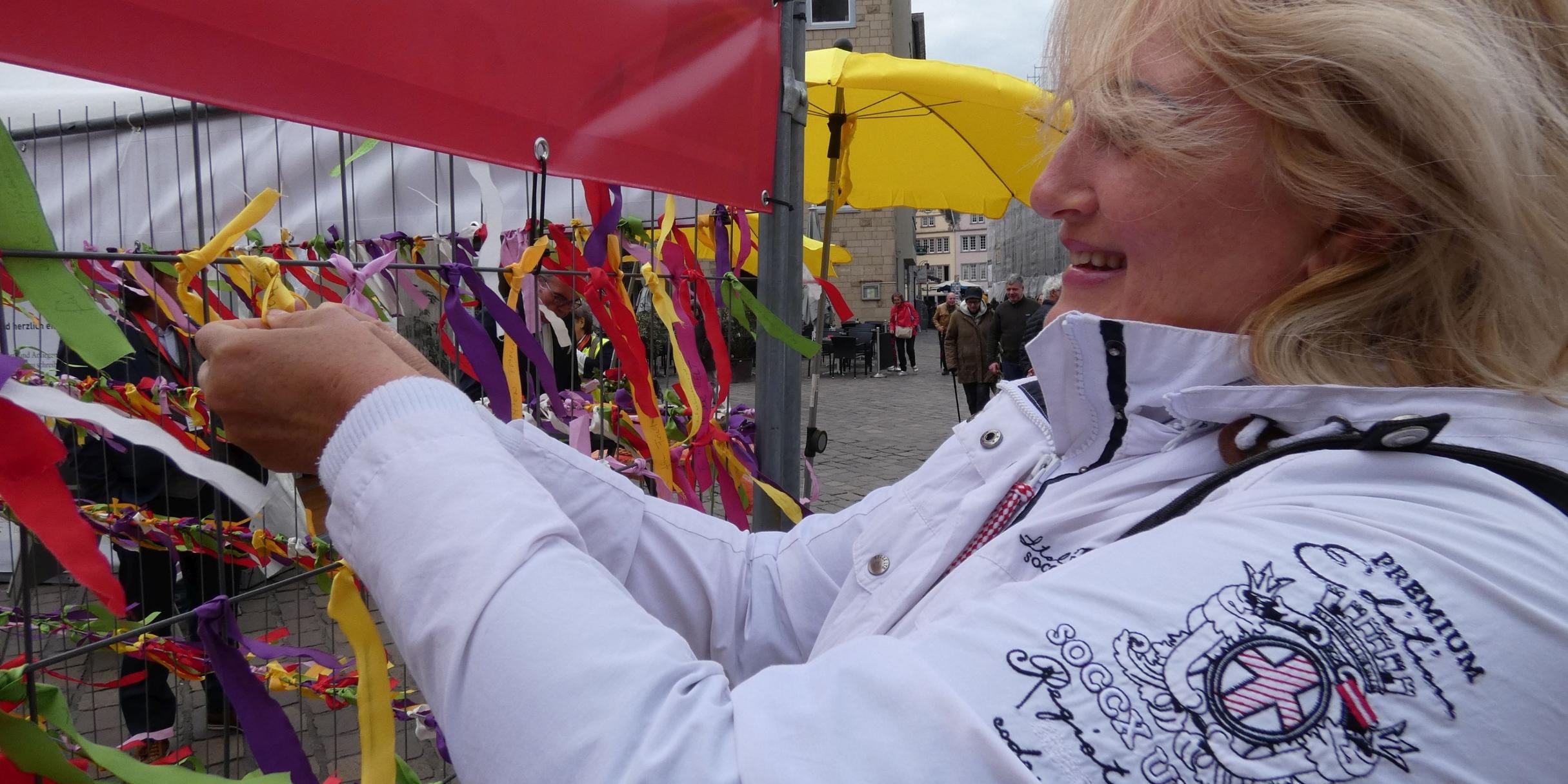 Der Fürbittort ist gefragt. Hier knotet Mina Havlova das gelbe Band fest, auf dem sie sich für das große Familienglück bedankt.