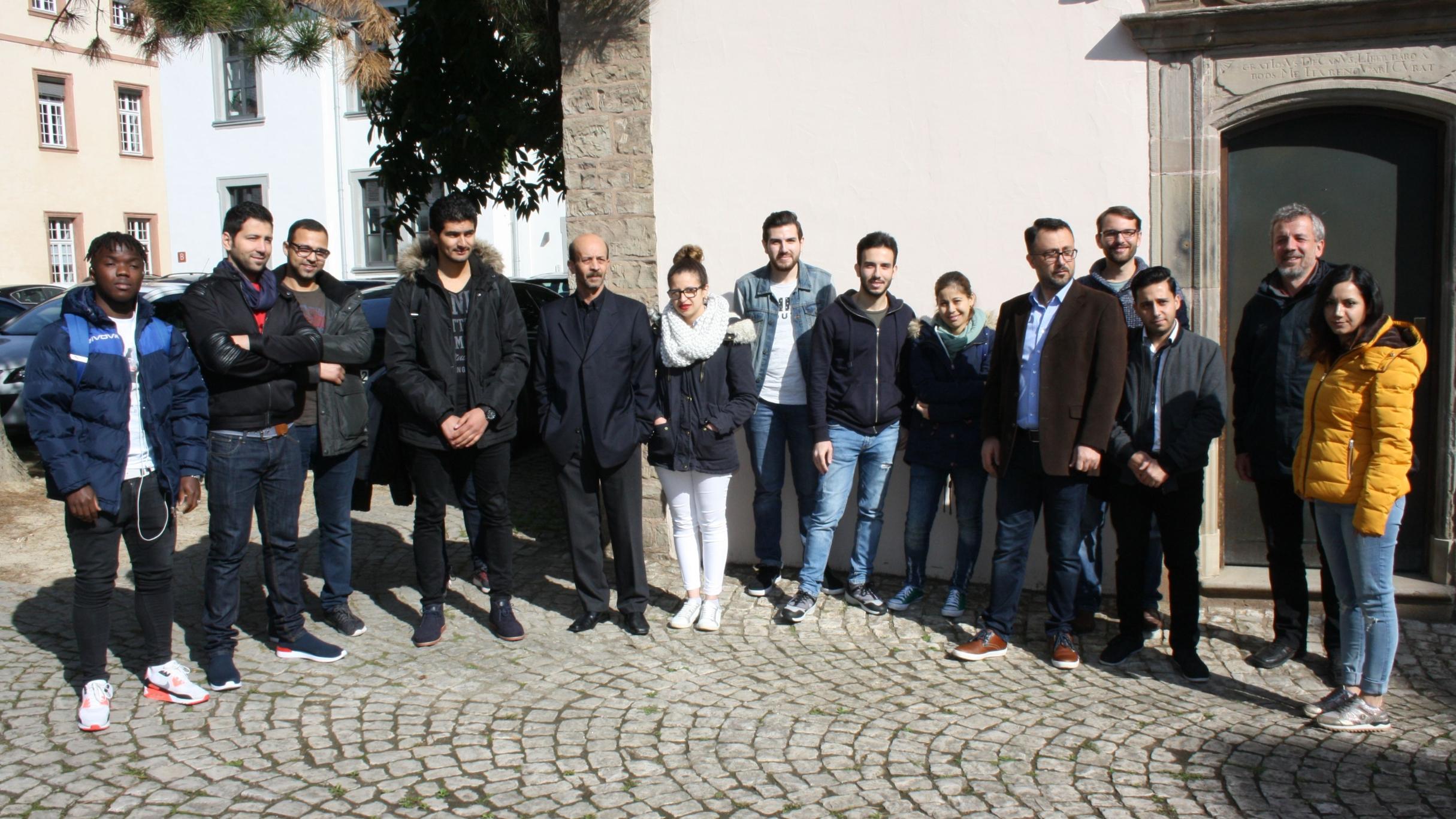 Gruppenbild mit Thomas Kupczik (Zweiter von rechts) und Projektleiter Christoph Horteux (Vierter von rechts): Für diese Freiwilligen startet bald der Soziale Lerndienst im Bistum Trier.