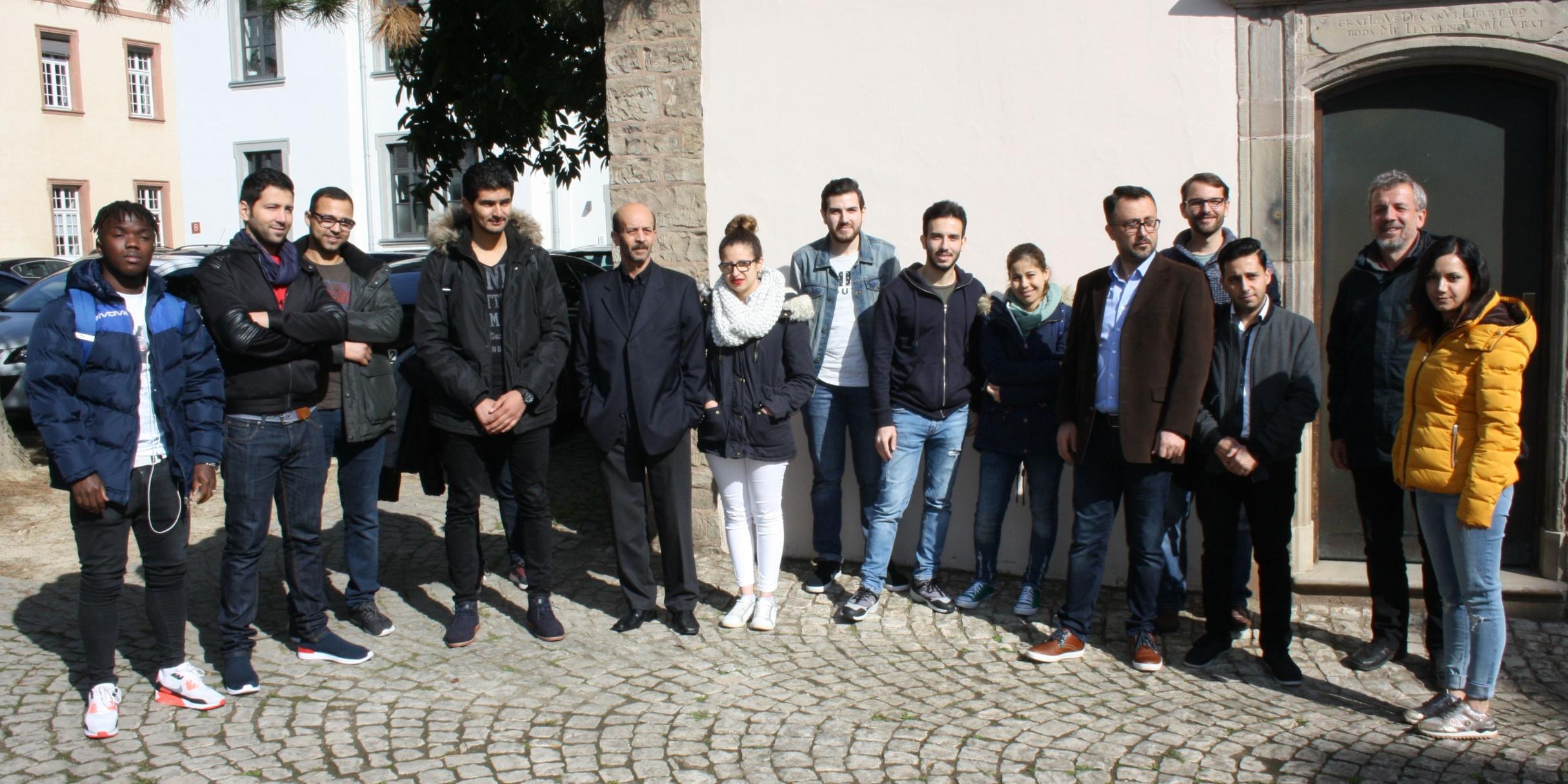 Gruppenbild mit Thomas Kupczik (Zweiter von rechts) und Projektleiter Christoph Horteux (Vierter von rechts): Für diese Freiwilligen startet bald der Soziale Lerndienst im Bistum Trier.