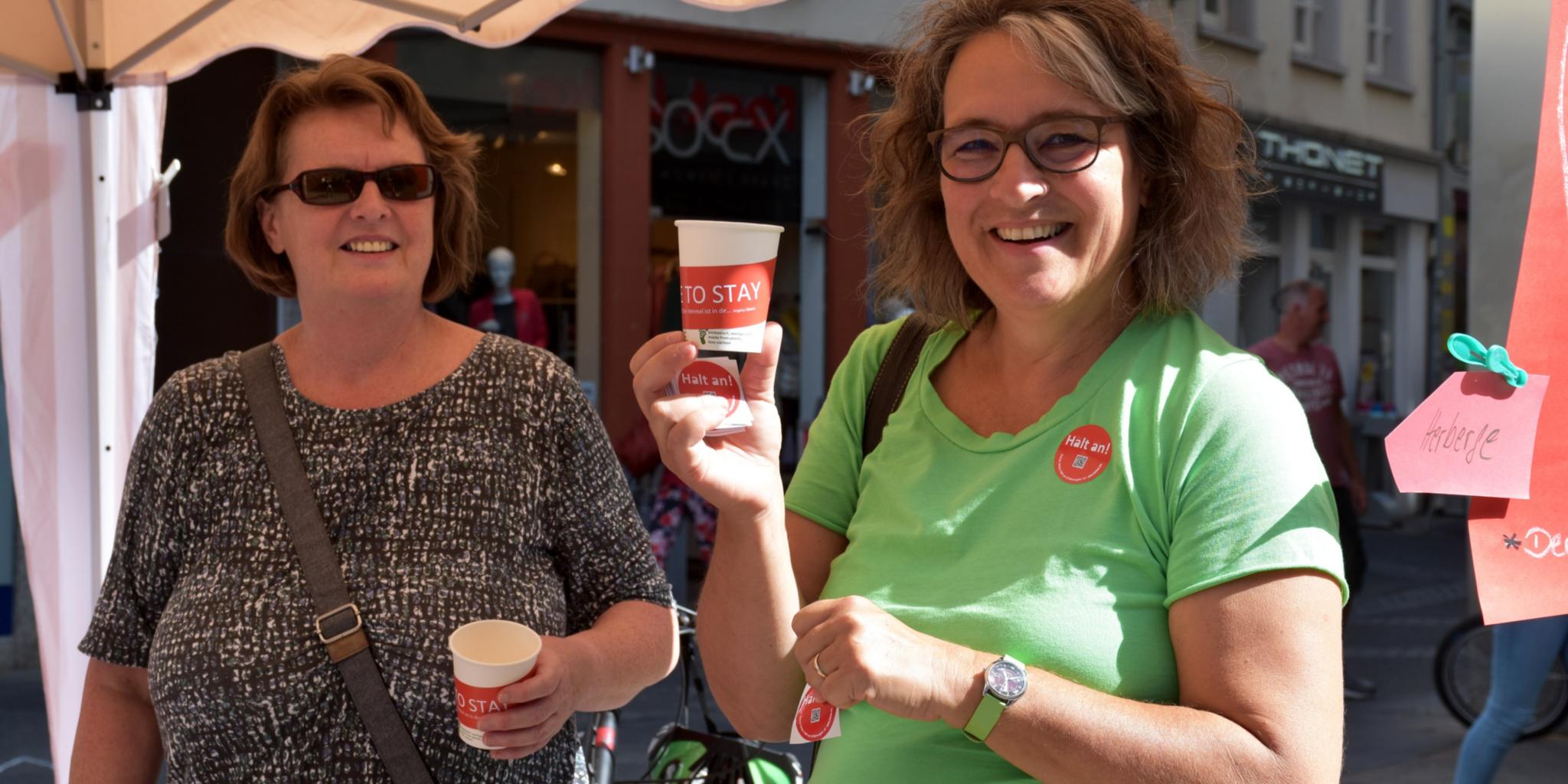 Elisabeth Lamberti (links) und Marie-Luise Burg an ihrem Stand am Pranger