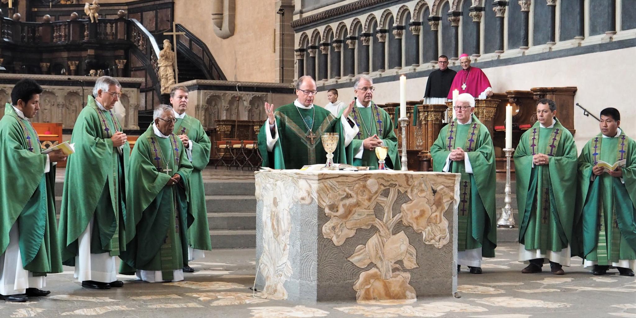 Kardinal Toribio Ticona Porco (links) neben Bischof Ackermann (Mitte) beim Gottesdienst im Dom.