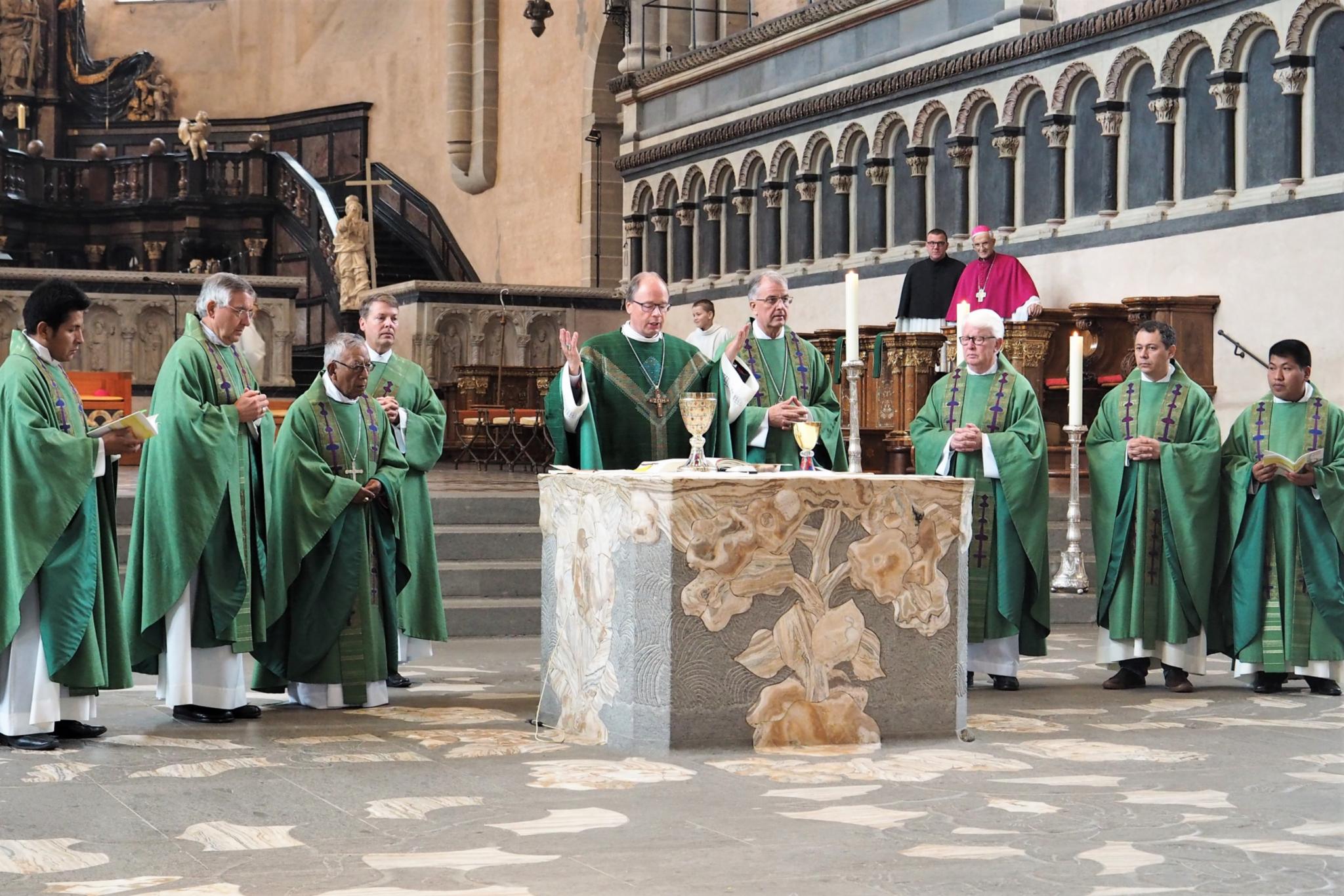Kardinal Toribio Ticona Porco (links) neben Bischof Ackermann (Mitte) beim Gottesdienst im Dom.