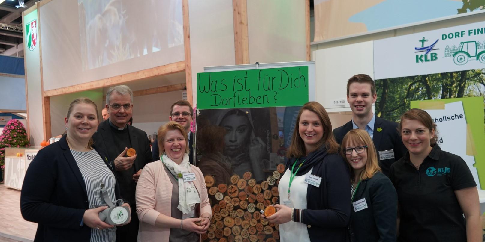 Weihbischof Peters mit den Vertreterinnen und Vertretern der KLJB am Stand in Halle 27