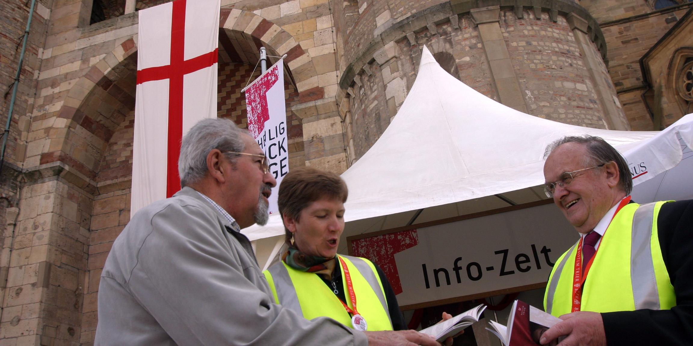 Die Helferinnen und Helfer im Einsatz.