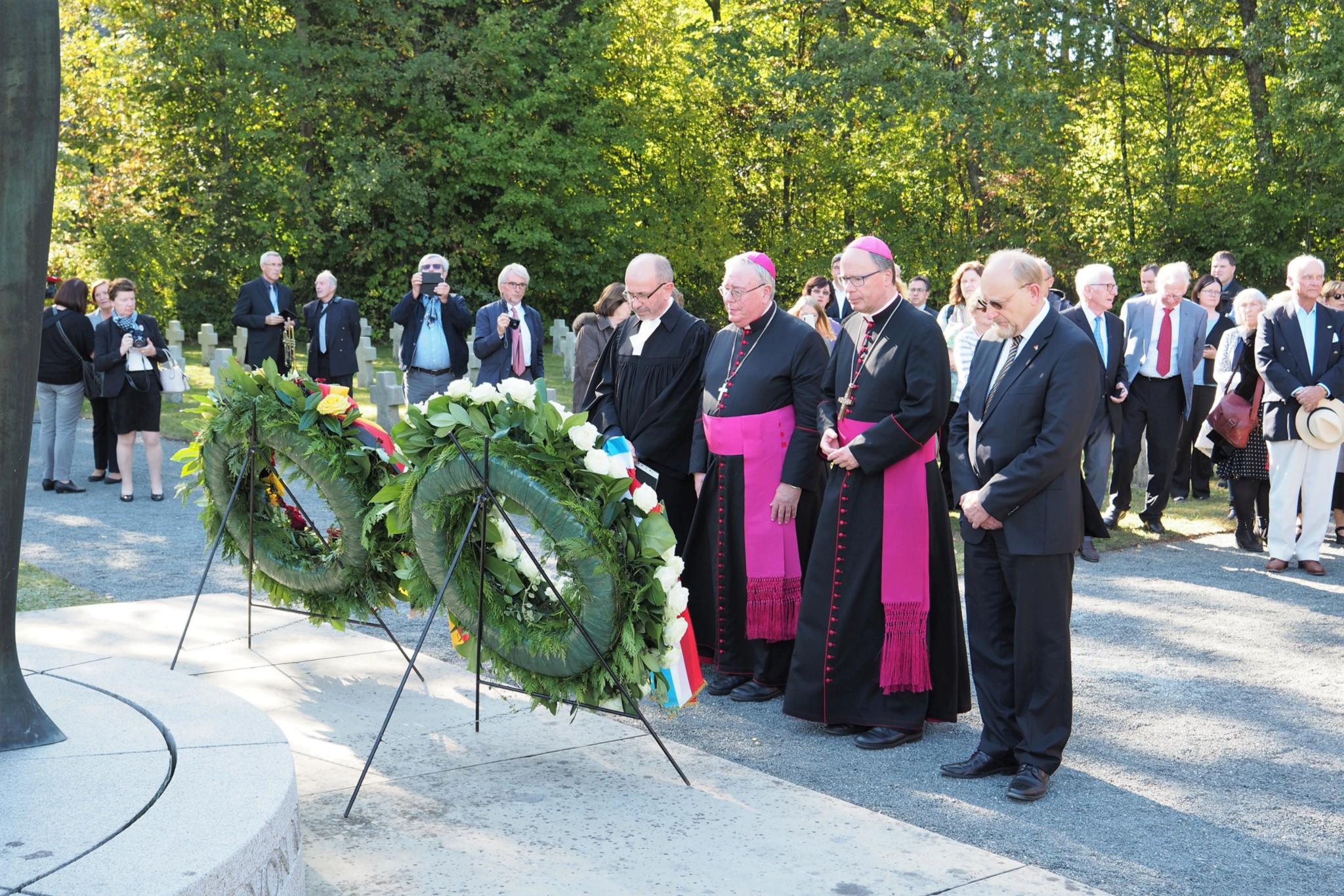 Vertreter verschiedener Konfessionen, darunter der Luxemburger Erzbischof Hollerich und der Trierer Bischof Dr. Stephan Ackermann (zweiter und dritter von links), gedenken nach der Kranzniederlegung der Opfer.