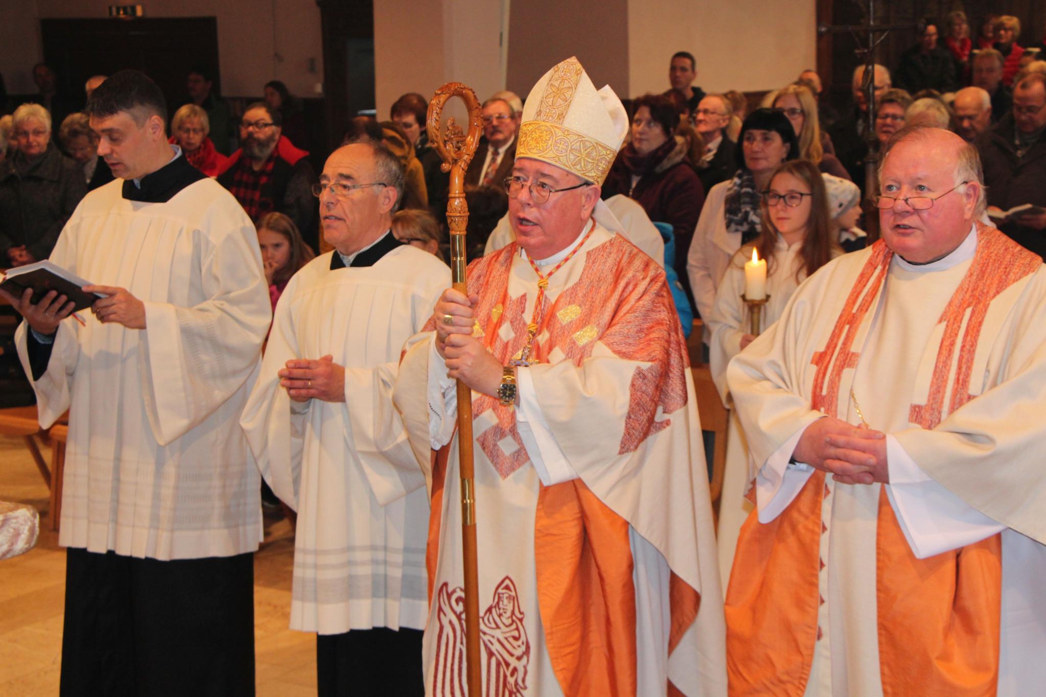 Kardinal Jean-Claude Hollerich (Zweiter von rechts) beim Pontifikalamt in der Pfarrkirche Waxweiler an der Seite von Pfarrer Georg Josef Müller (rechts), dem Pfarreienrats- und Dekanatsratsvorsitzenden Michael Fischer (links) sowie Gottesdiensthelfer Paul Heinisch (Zweiter von links)