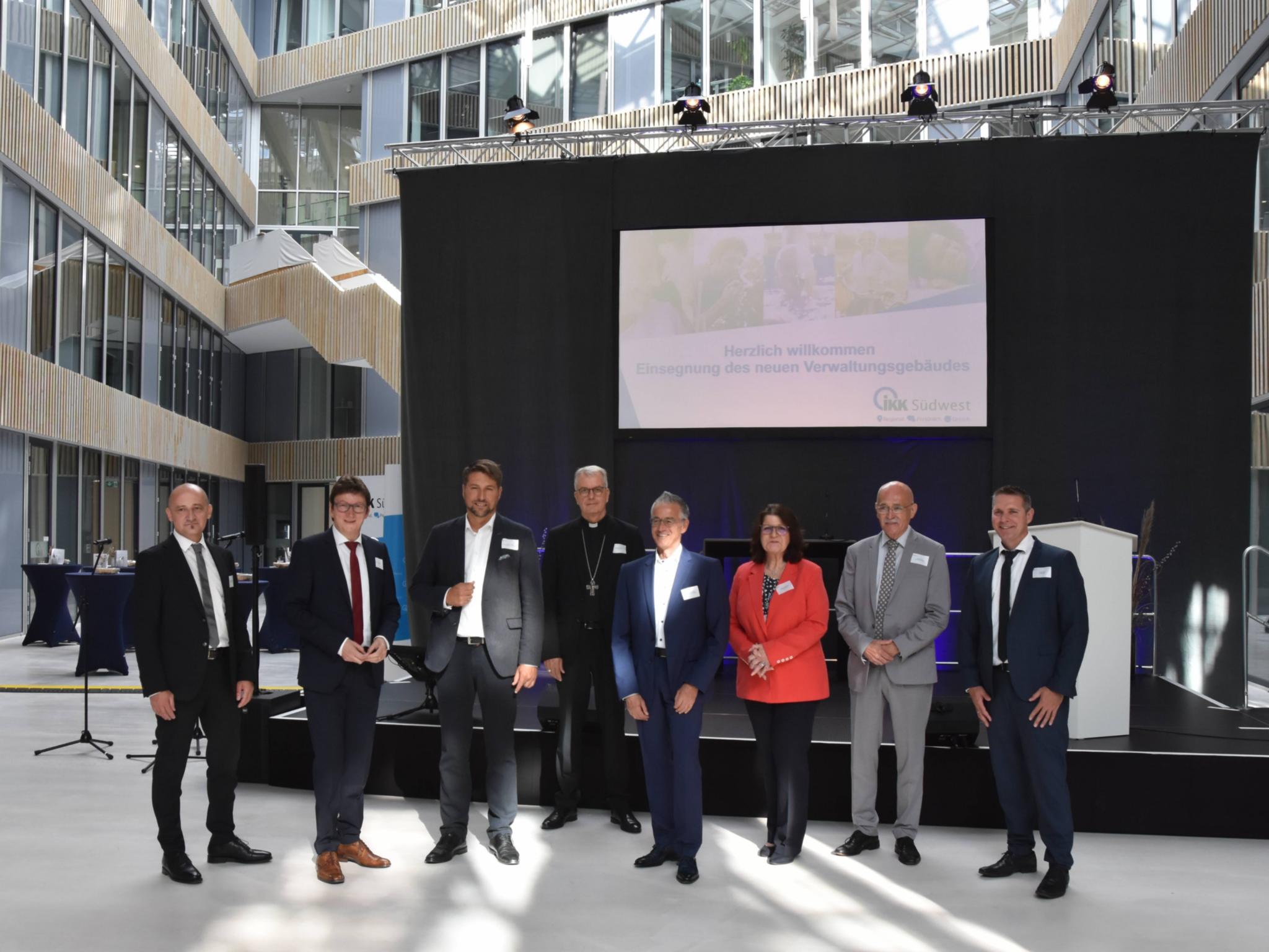 (Daniel Schilling (Vorstand IKK Südwest), Prof. Dr. Jörg Loth (Vorstand IKK Südwest), Oberbürgermeister Uwe Conradt, Weihbischof Jörg Michael Peters, Ralf Reinstädtler (Verwaltungsratsvorsitzender) Gesundheitsstaatssekretärin Bettina Altesleben, Rainer Lunk (Verwaltungsratsvorsitzender) und Günter Eller (Geschäftsführer IKK Südwest) bei der feierlichen Einsegnung des neuen Verwaltungsgebäudes. Foto: Ute Kirch/Bistum Trier