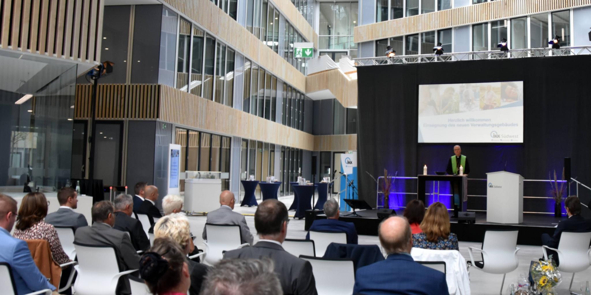 Weihbischof Jörg Michael Peters segnet das neue Verwaltungsgebäude der IKK Südwest ein. Foto: Ute Kirch/Bistum Trier