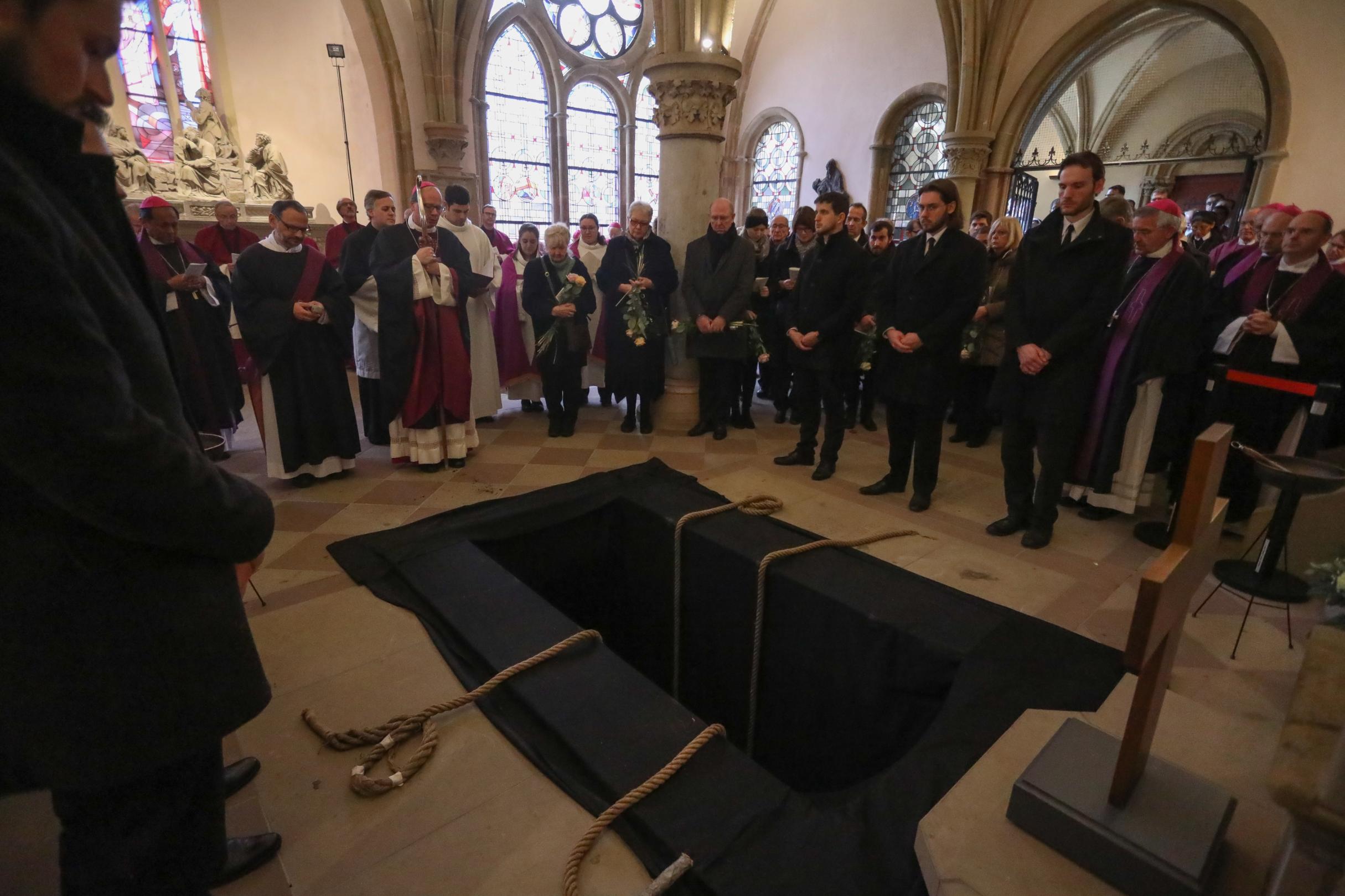 Weihbischof Schwarz ist in der Pauluskapelle beigesetzt.