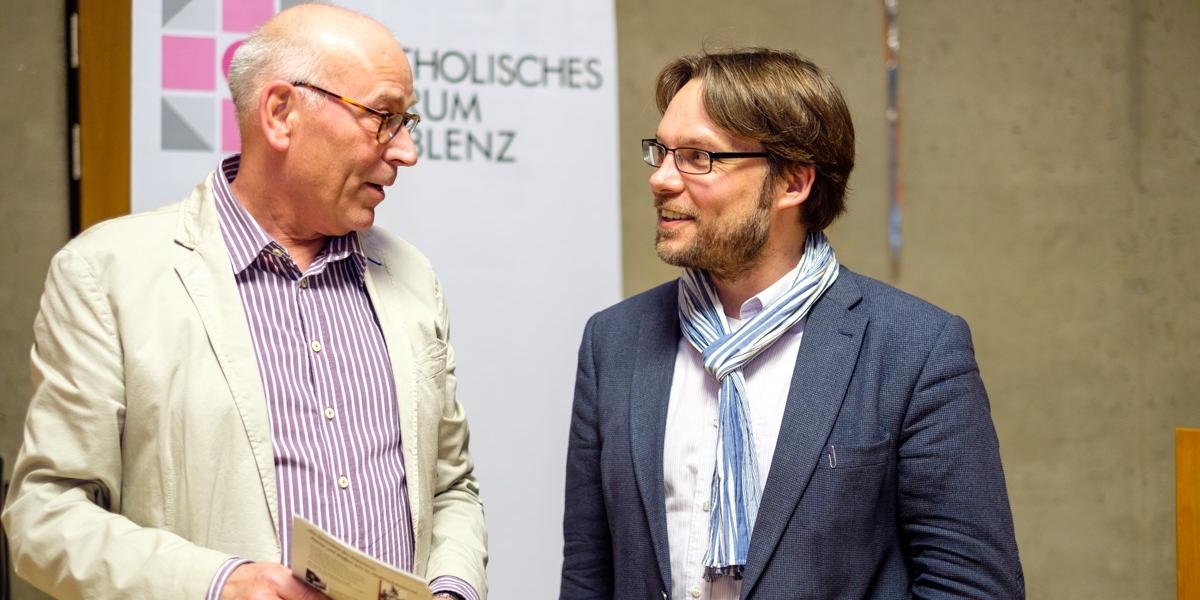 Referent Dr. Martin Bredenbeck (rechts) im Gespräch mit Georg Falke aus dem Leitungsteam des Katholischen Forums.