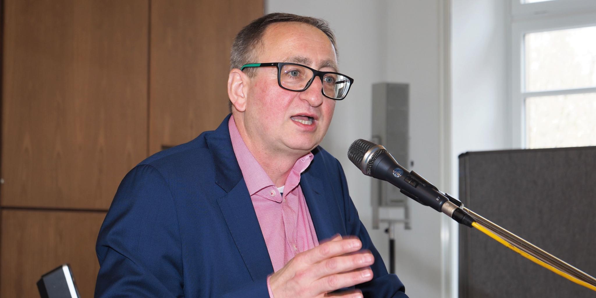 Dr. Hubertus Schönemann erläutert seine Überlegungen für eine zukunftsfähige Pastoral und das 'Kirche-Sein in großen Räumen'