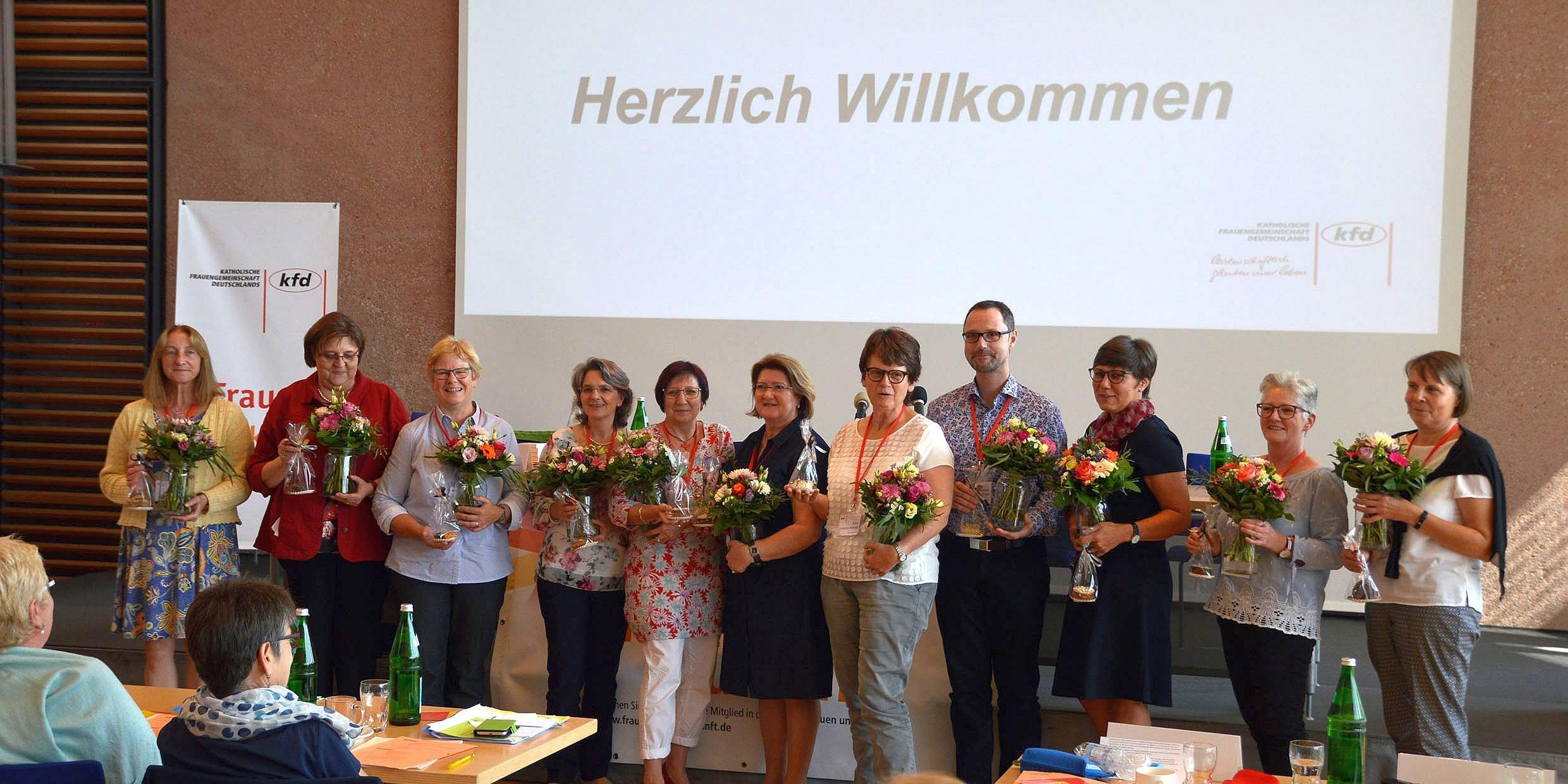 Der neue kfd-Diözesanvorstand (vlnr): Rita Ney, Gabriele Backendorf, Roswitha Hillen, Carla Brittner, Rita Monz, Petra Löwenbrück, Klara Johanns-Mahlert, Andreas Paul, Margot Klein, Marita Fitzke, Ulrike Hoffmann (Foto: kfd Trier)