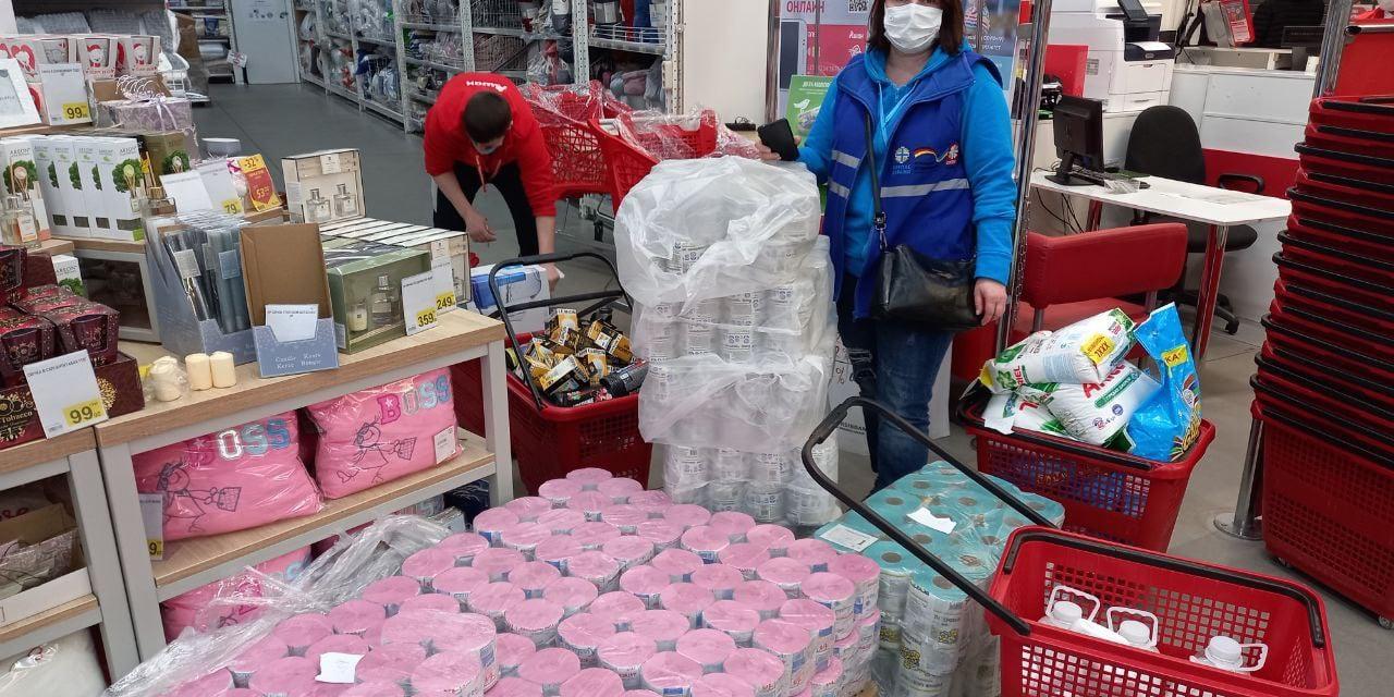Die Menschen in der Ukraine sind auf Spenden angewiesen. Hier zu sehen, wie Hilfsgüter verteilt werden (Foto: Caritas international)
