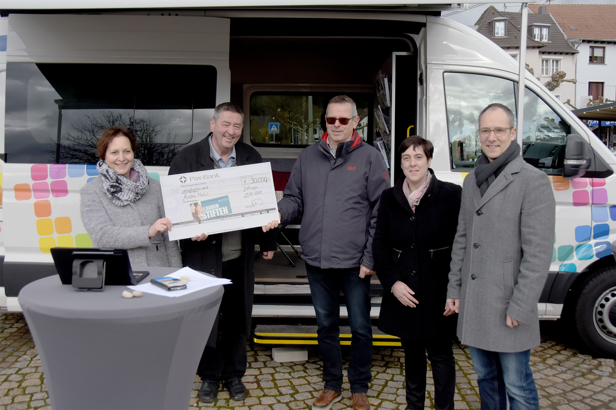 Gemeindereferentin Carla Martin, Diakon Christoph Storb und Pastoralreferent Christoph Morgen (v.l.) nehmen den Scheck über 30.000 Euro von Michaela Marx und Thomas Theis von der Bischof-Stein-Stiftung entgegen.