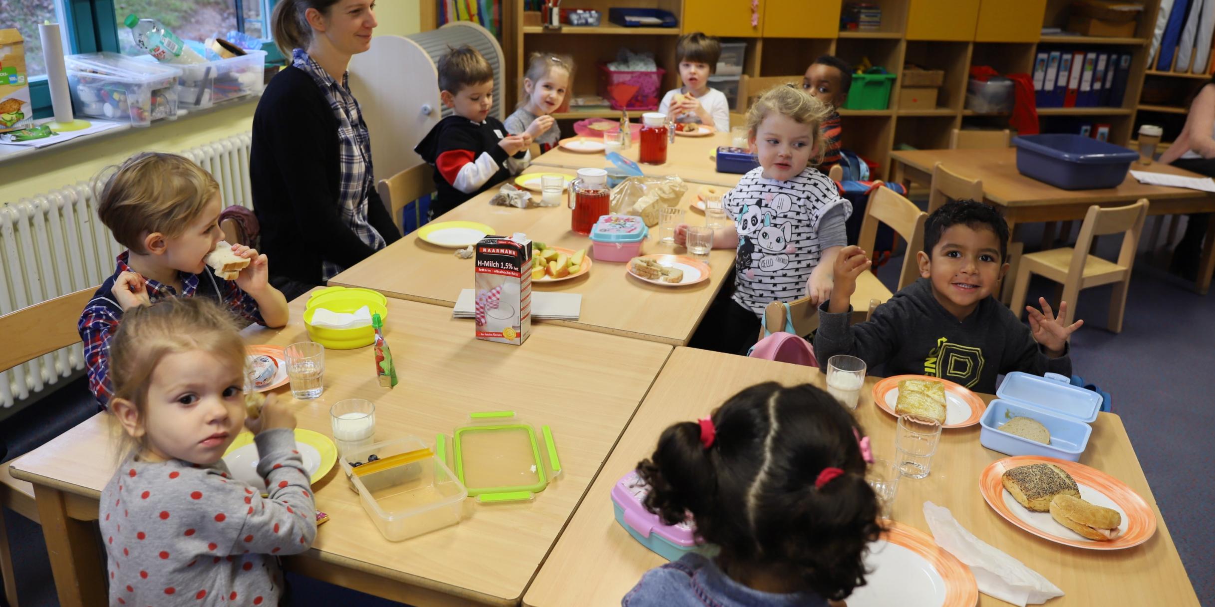 Gemeinsames Mittagessen mit den Kindern