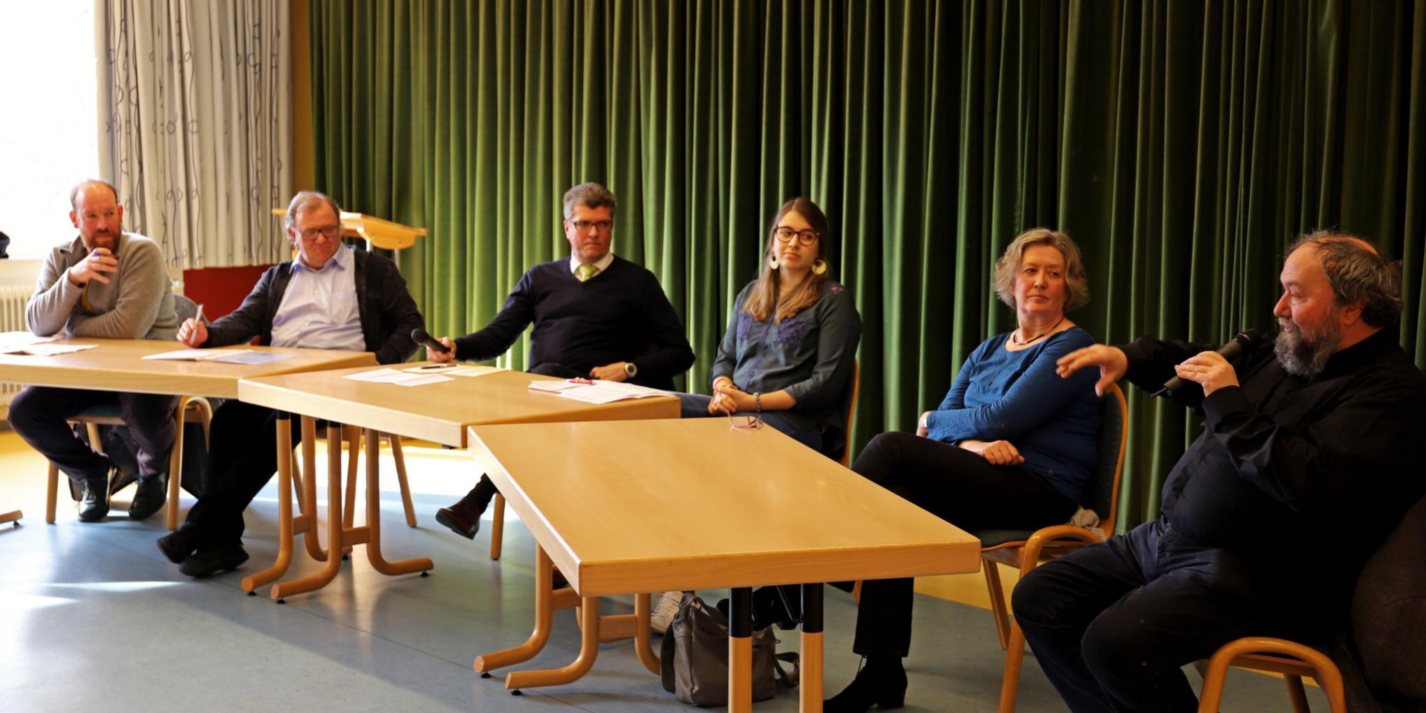 Carsten Lenz, Helmut Schilz, Moderator Herbert Fandel, Carolin Hostert, Dr. Sybille Freres und Pfarrer Klaus Bender (vlnr.)