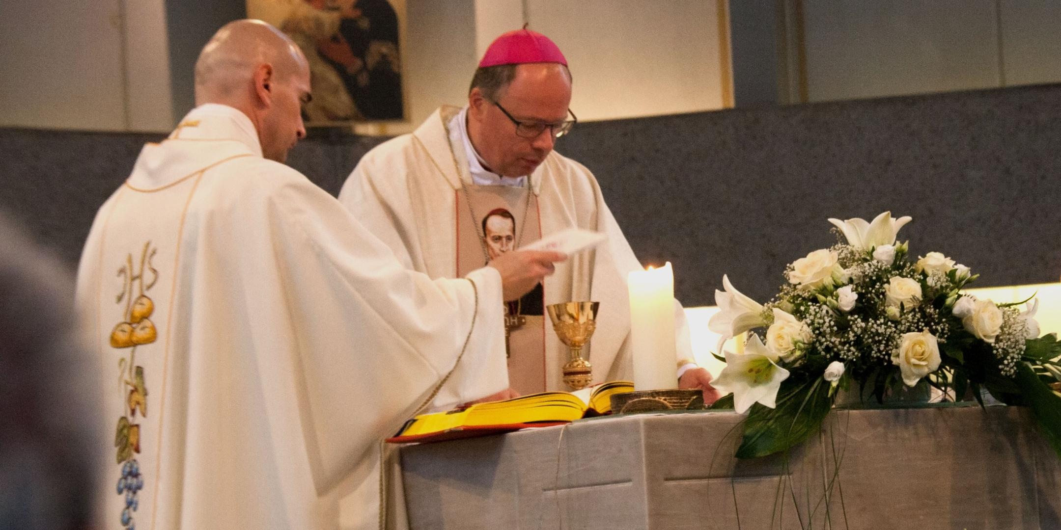 Gemeinsam am Altar: der kroatische Pfarrer Zadravec (links) und Bischof Ackermann.