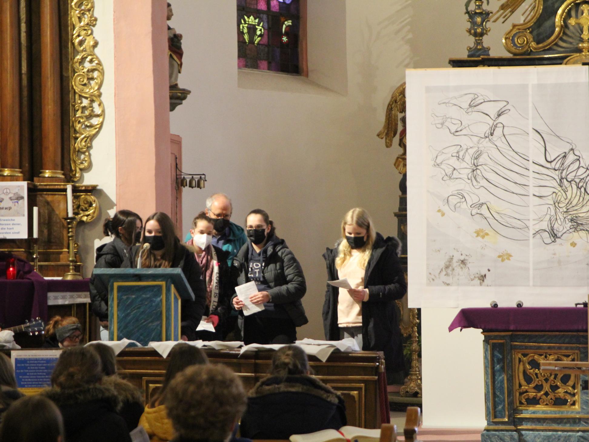 Wetterbedingt fand der Jugendkreuzweg in der Kirche St. Josef statt
