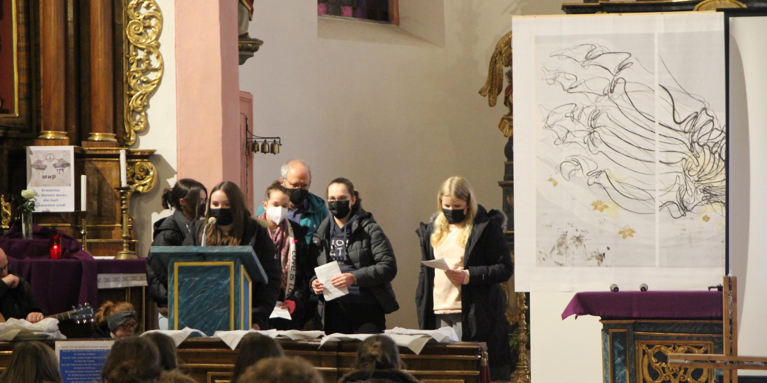 Wetterbedingt fand der Jugendkreuzweg in der Kirche St. Josef statt