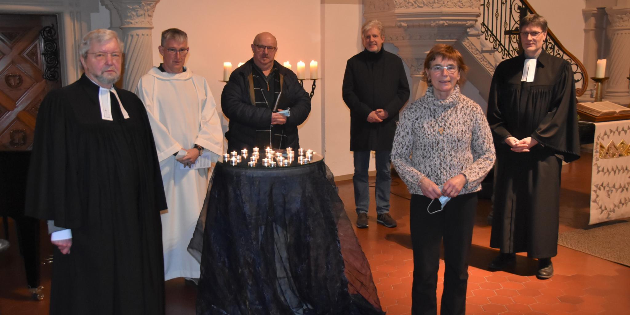Pfarrer Hartmut Richter, Pastoralreferent Rolf Friedsam, Pastoralreferent Reinhold Hedrich, Kirchenmusiker Joachim Fontaine, Waltraud Andruet und Pfarrer Jörg Beckers (vlnr) gestalteten den ökumenischen Gottesdienst. Foto: Ute Kirch/Bistum Trier