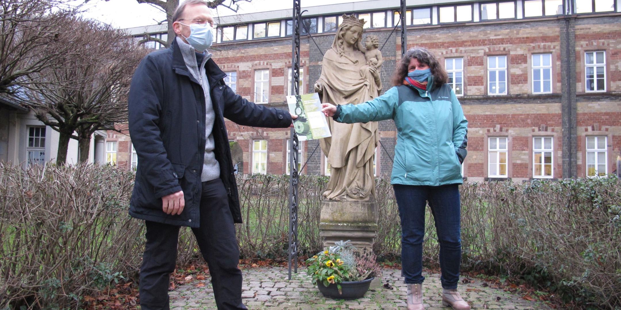 Stellvertretend für die Kirchengemeinde nahm Stefan Merten, er ist der Umweltbeauftragte der Kirchengemeinde, den Preis entgegen; rechts: Charlotte Kleinwächter (Stefan Schneider/Bistum Trier)