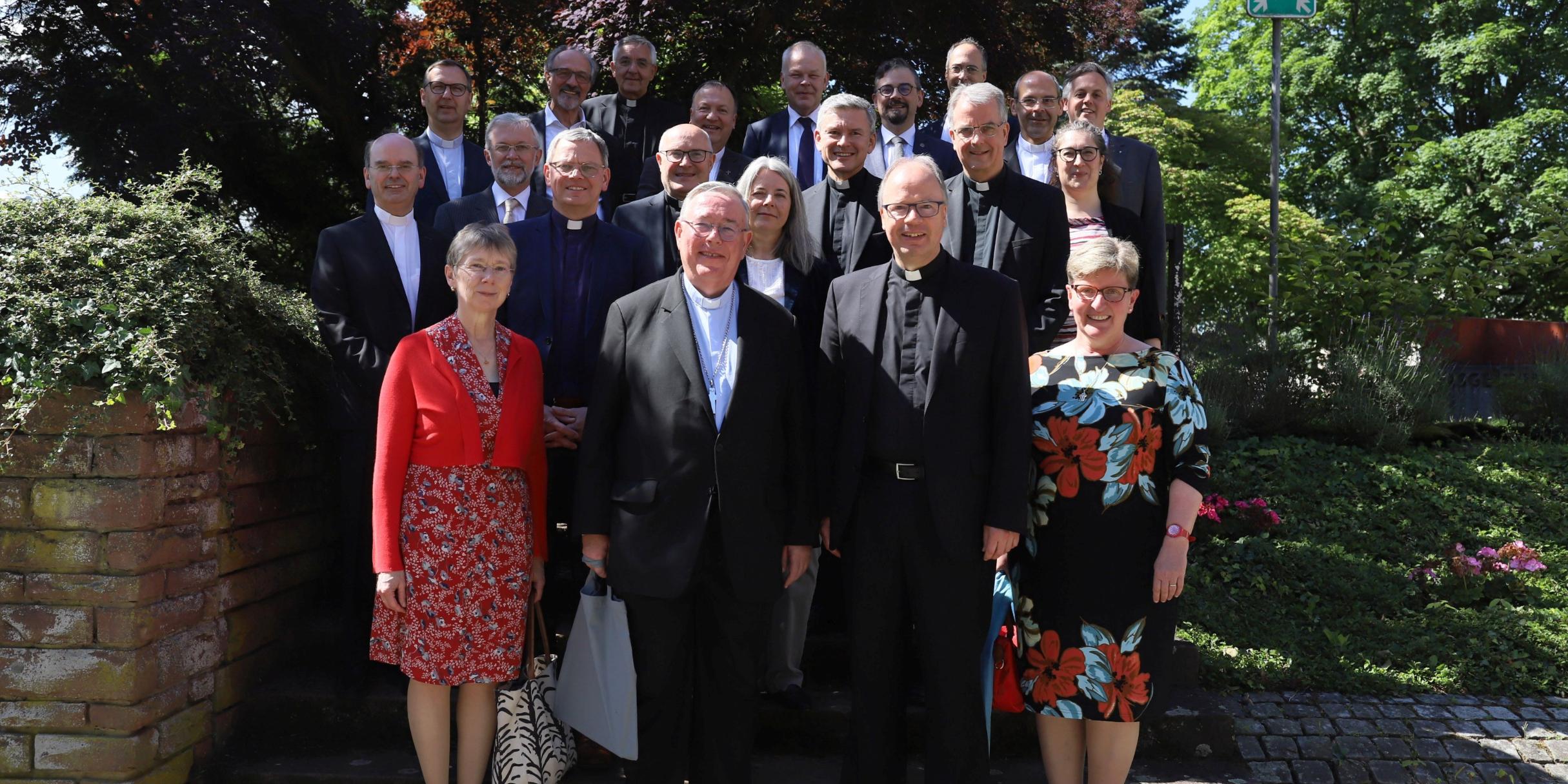 Treffen der Delegationen aus Luxemburg und Trier um Erzbischof Hollerich und Bischof Ackermann (vorne Mitte)