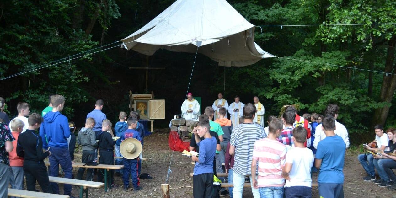 Gottesdienst unter Steinen mit einem selbstgebauten Altar
