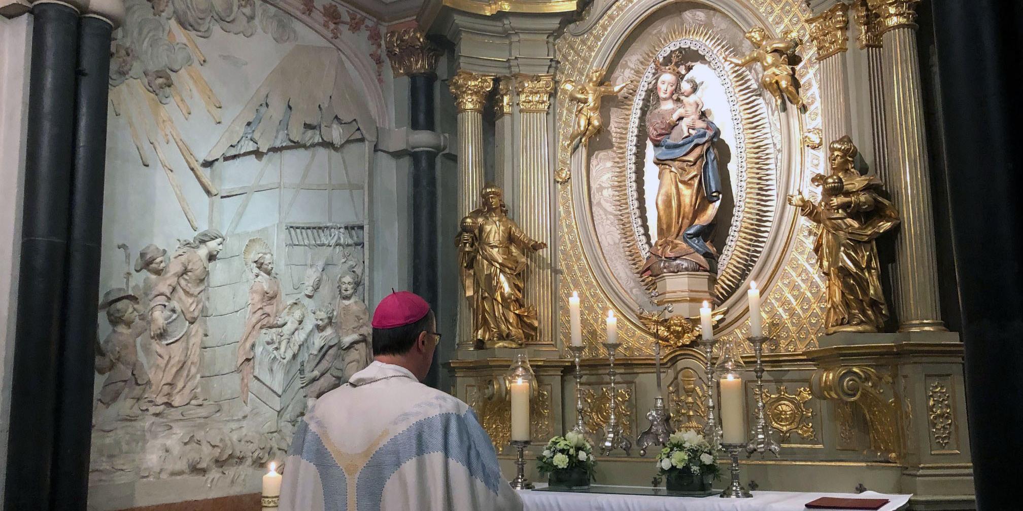 Nach dem Gottesdienst betete Bischof am Marienaltar im Dom (Fotos: Judith Rupp/Bistum Trier)