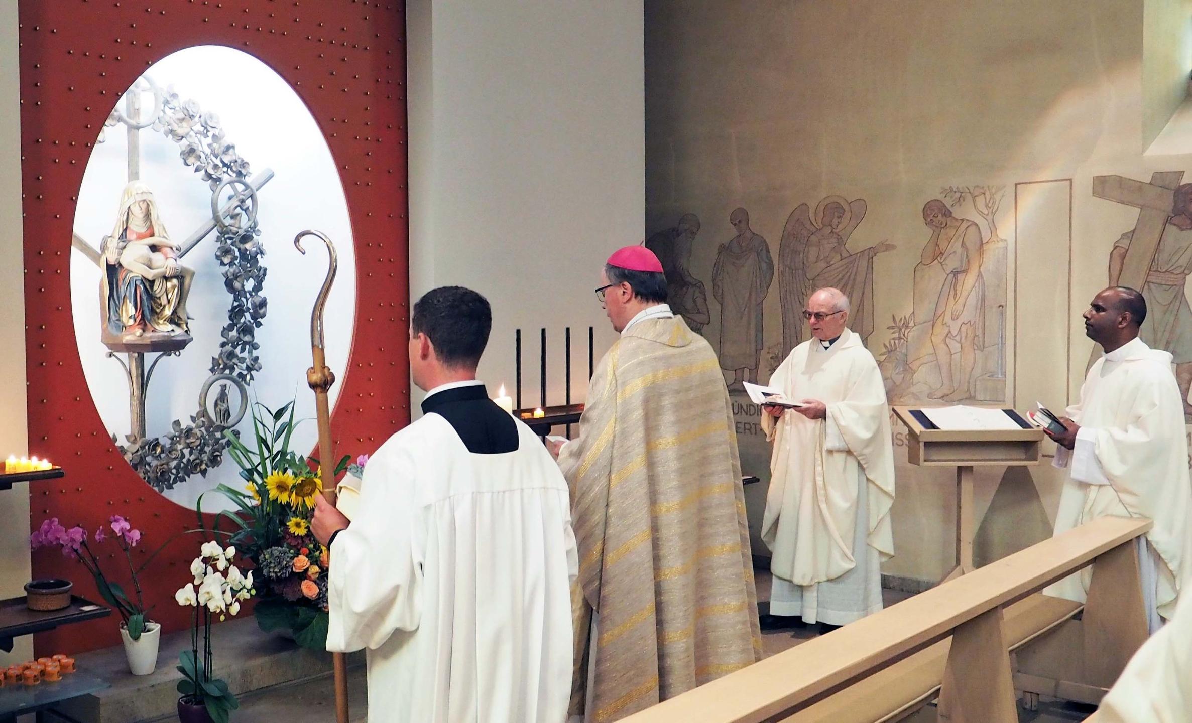 Nach dem Gottesdienst beten der Bischof und die Gläubigen vor dem Gnadenbild der Schmerzhaften Mutter Gottes in der Wallfahrtskirche. (Foto: Stefan Endres/Bistum Trier)
