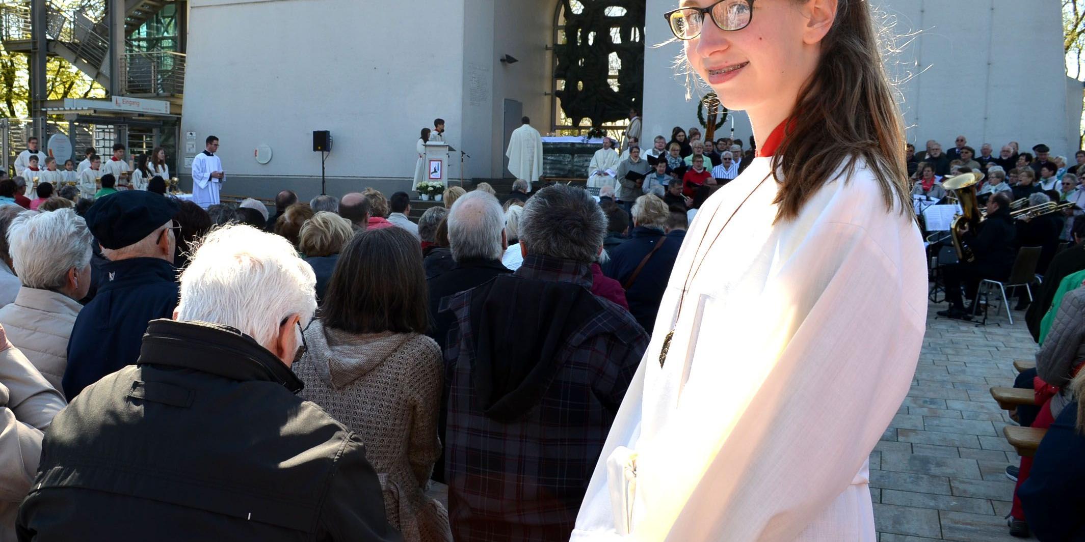 Nora ist Ministrantin in der Pfarreiengemeinschaft am Schaumberg