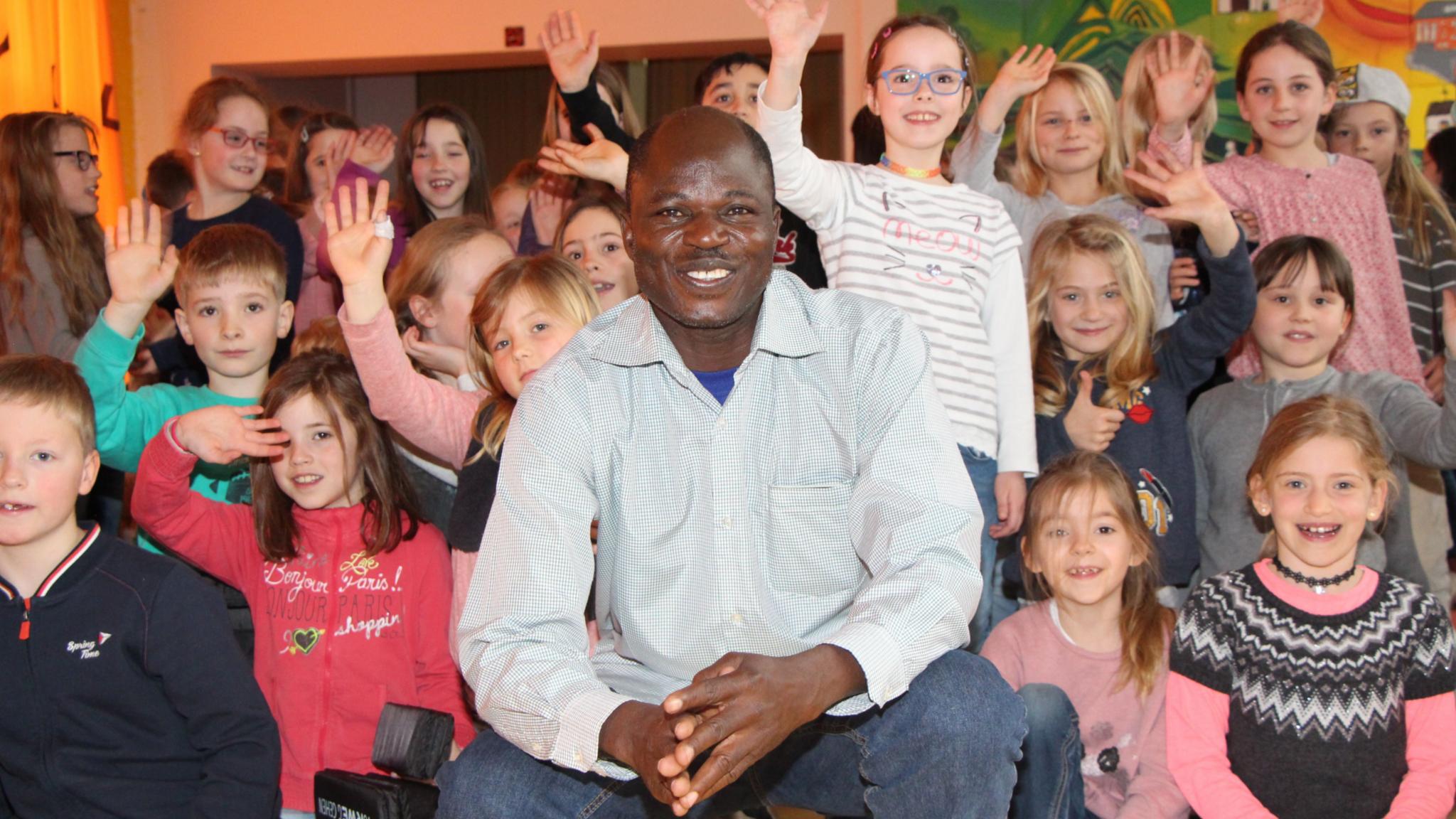 Djeni Lekoun inmitten der Kinder