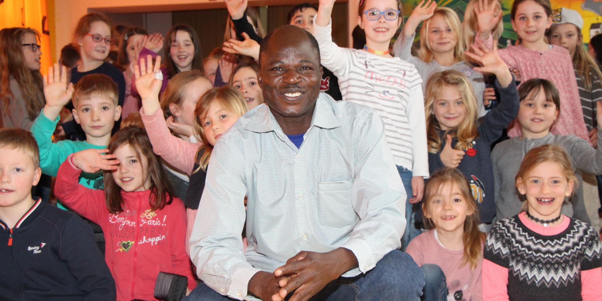 Djeni Lekoun inmitten der Kinder