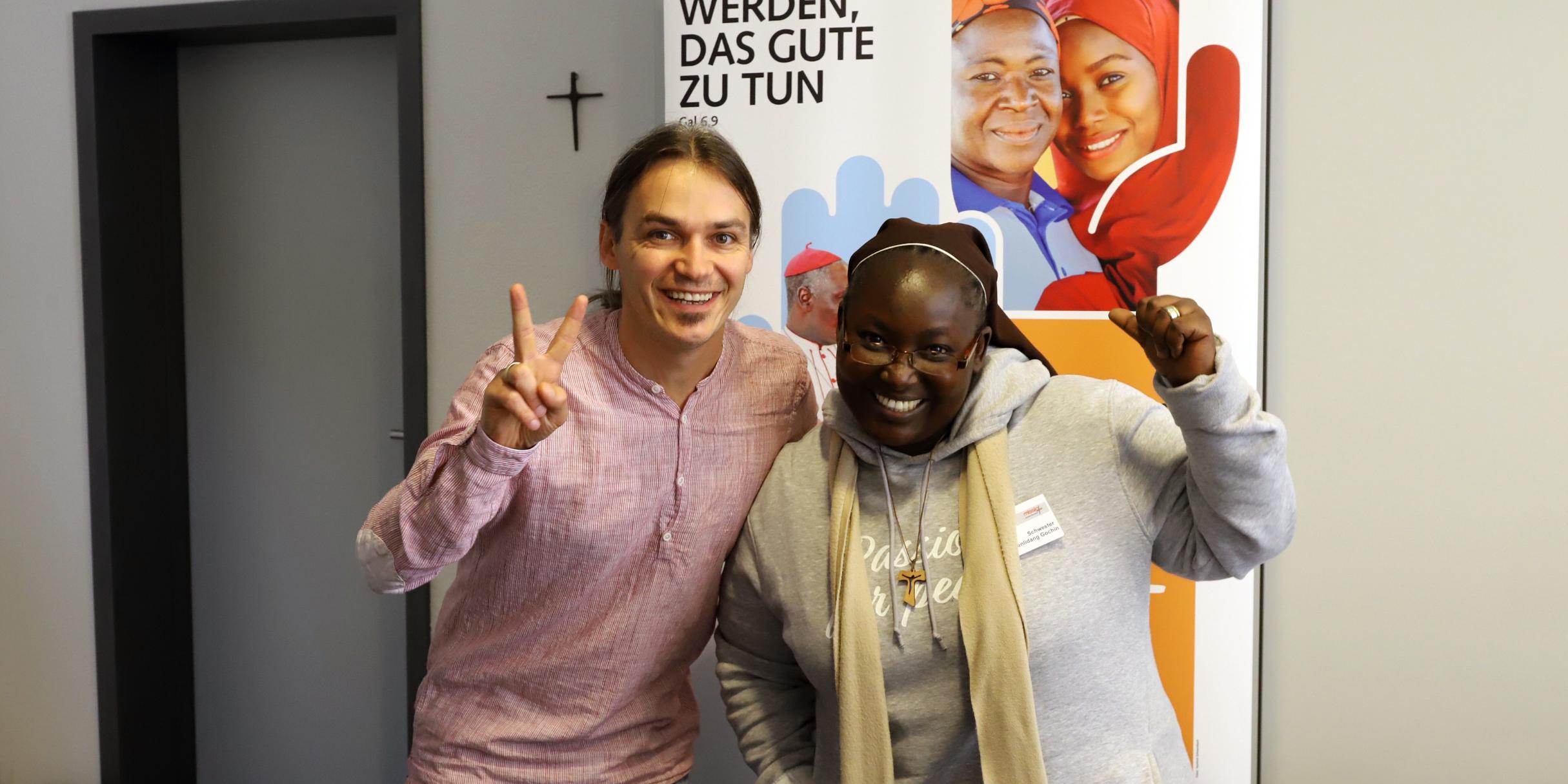 missio-Gast Sr. Nenlidang Gochin und Tomasz Welke (Foto: Inge Hülpes/Bistum Trier)