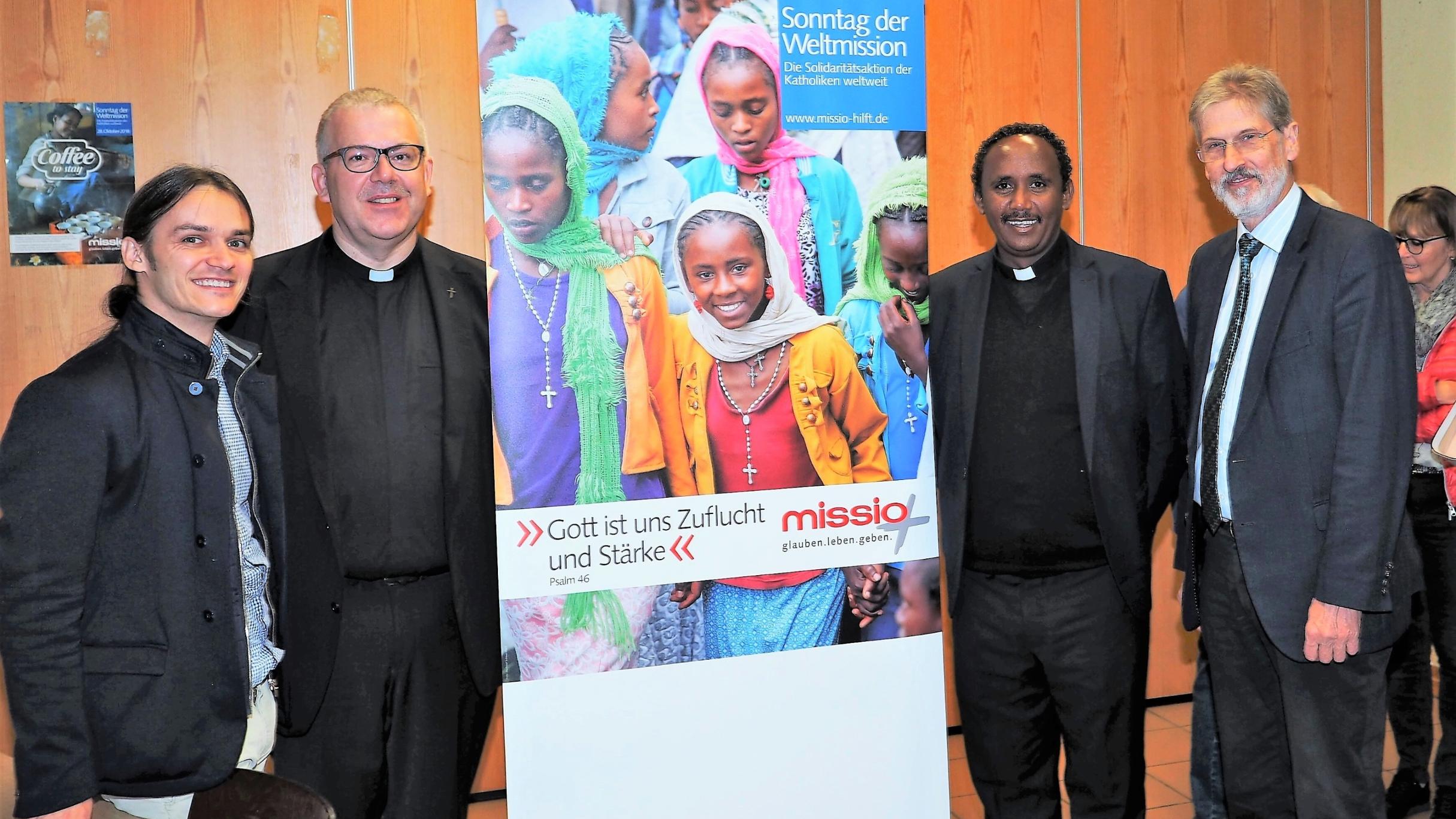 Missio-Gast Pfarrer Tesfaye Petros (2.v.r.) mit Thomasz Welke (links) und Ludwig Kuhn (rechts) von der Diözesanstelle Weltkirche sowie Pfarrer Thomas Weber (2.v.l.) in Bitburg.